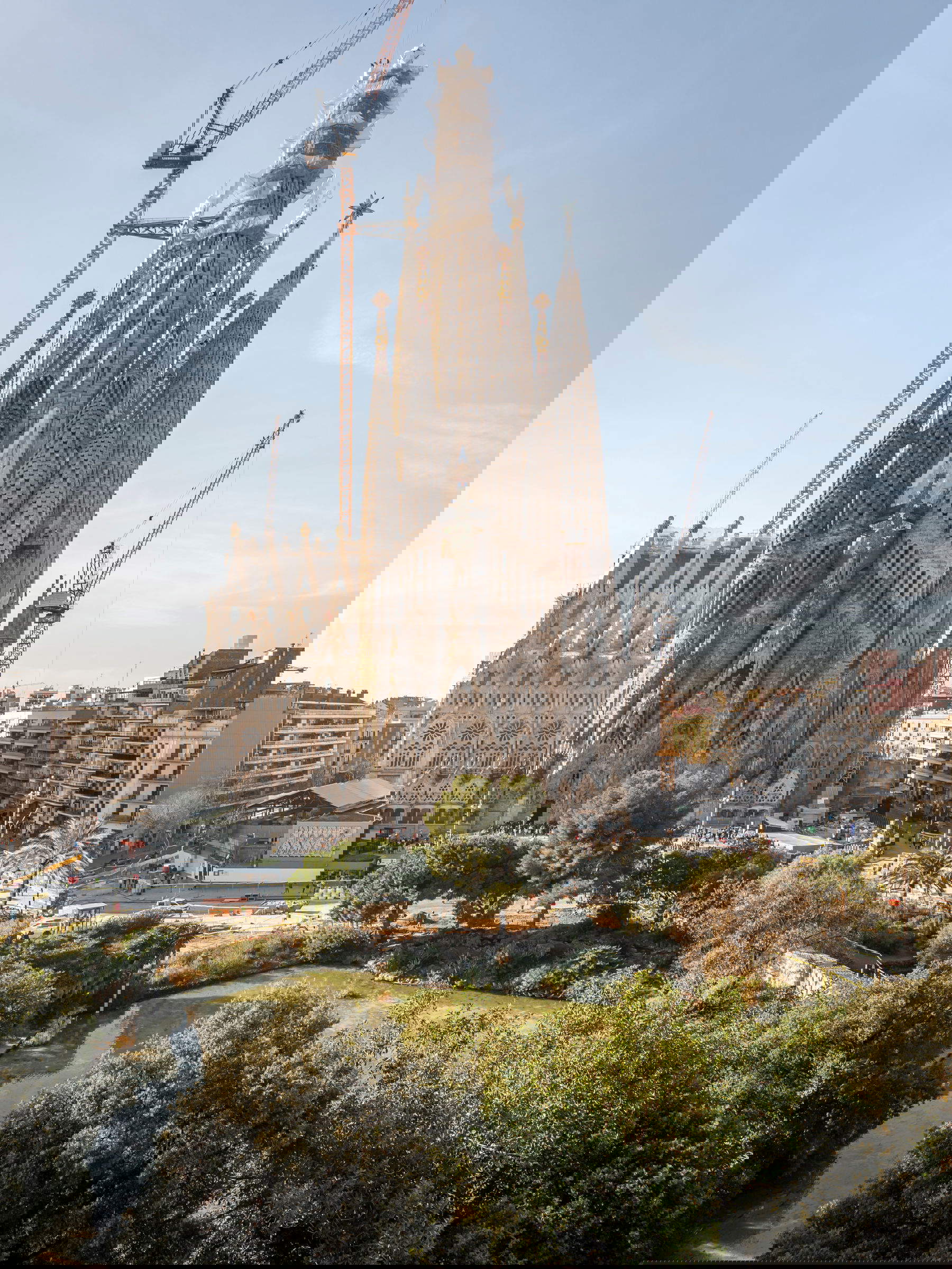 Completed the installation of the four horizontal arms of the cross of the Jesus Christ Tower of the Sagrada Fam&iacute;lia. Photo: &copy; Fundaci&oacute; Junta Constructora del Temple Expiatori de la Sagrada Fam&iacute;lia/ Pep Daud&eacute;