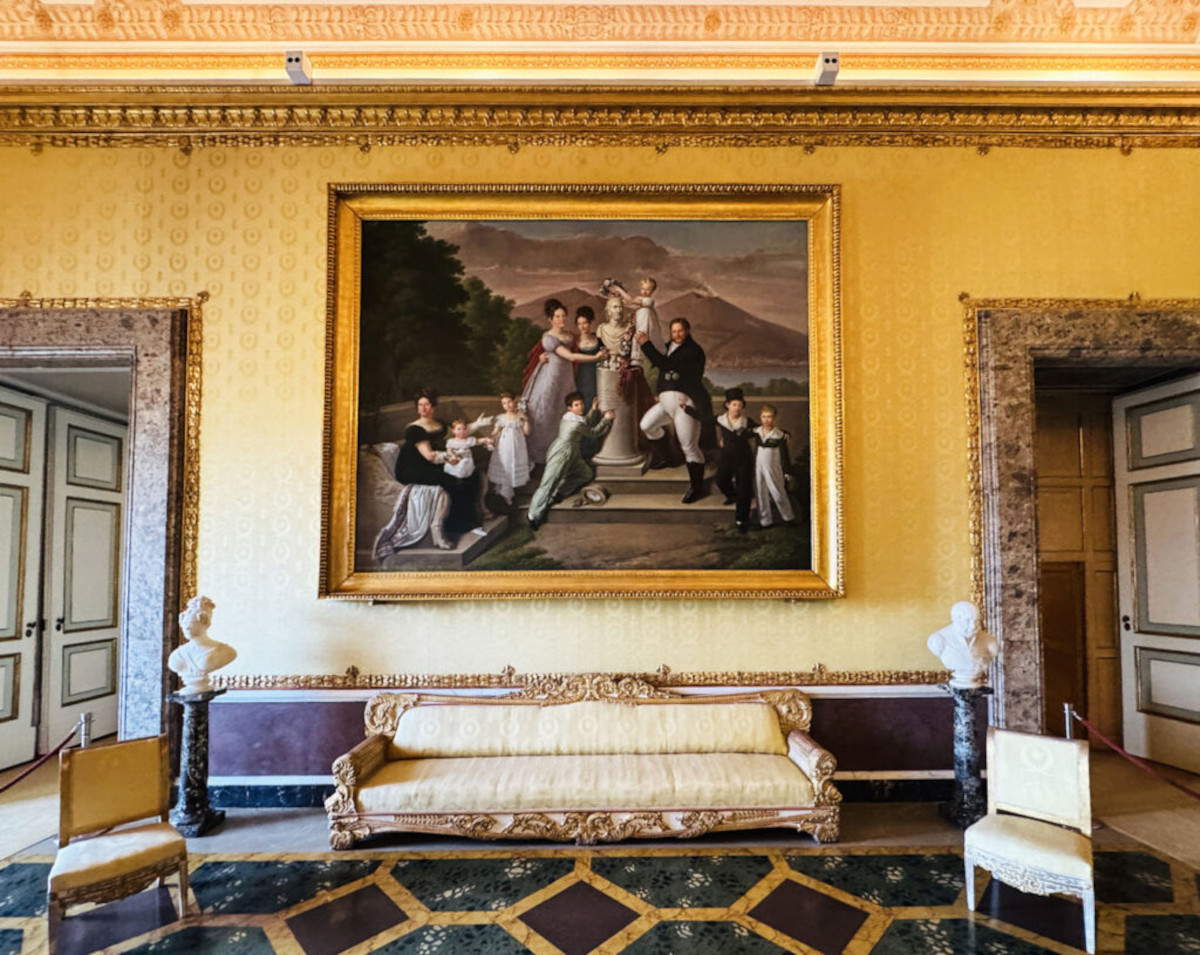 Reggia di Caserta, un allestimento nella Sala del Consiglio racconta la dinastia borbonica nella Restaurazione