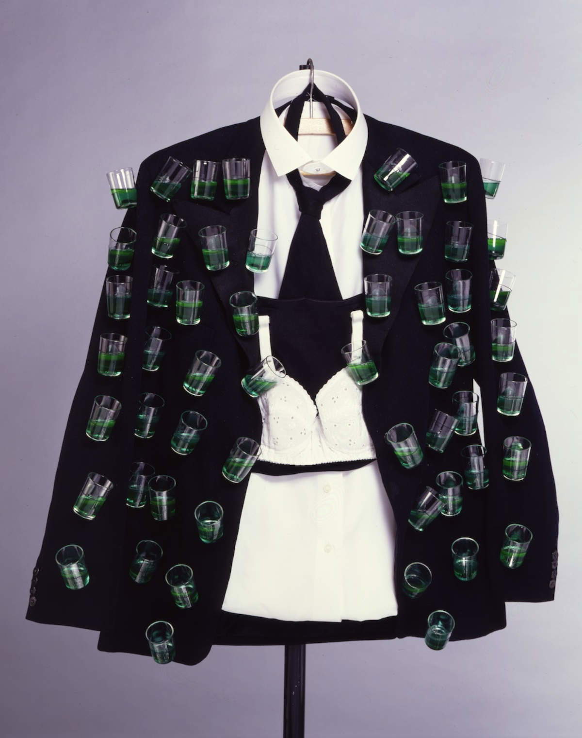 Salvador Dal&iacute;, Giacca da cena afrodisiaca (1936-1978; assemblaggio - cravatta con bottone metallico da colletto, camicia, giacca, reggiseno, foulard, 1 gruccia in legno e metallo, 55 bicchieri da liquore con inserti in resina, 33,97 &times; 24,76 cm; St. Petersburg (Florida), The Dal&iacute; Museum) &copy; Salvador Dal&iacute;, Fundaci&oacute; Gala-Salvador Dal&iacute;, Figueres, 2026