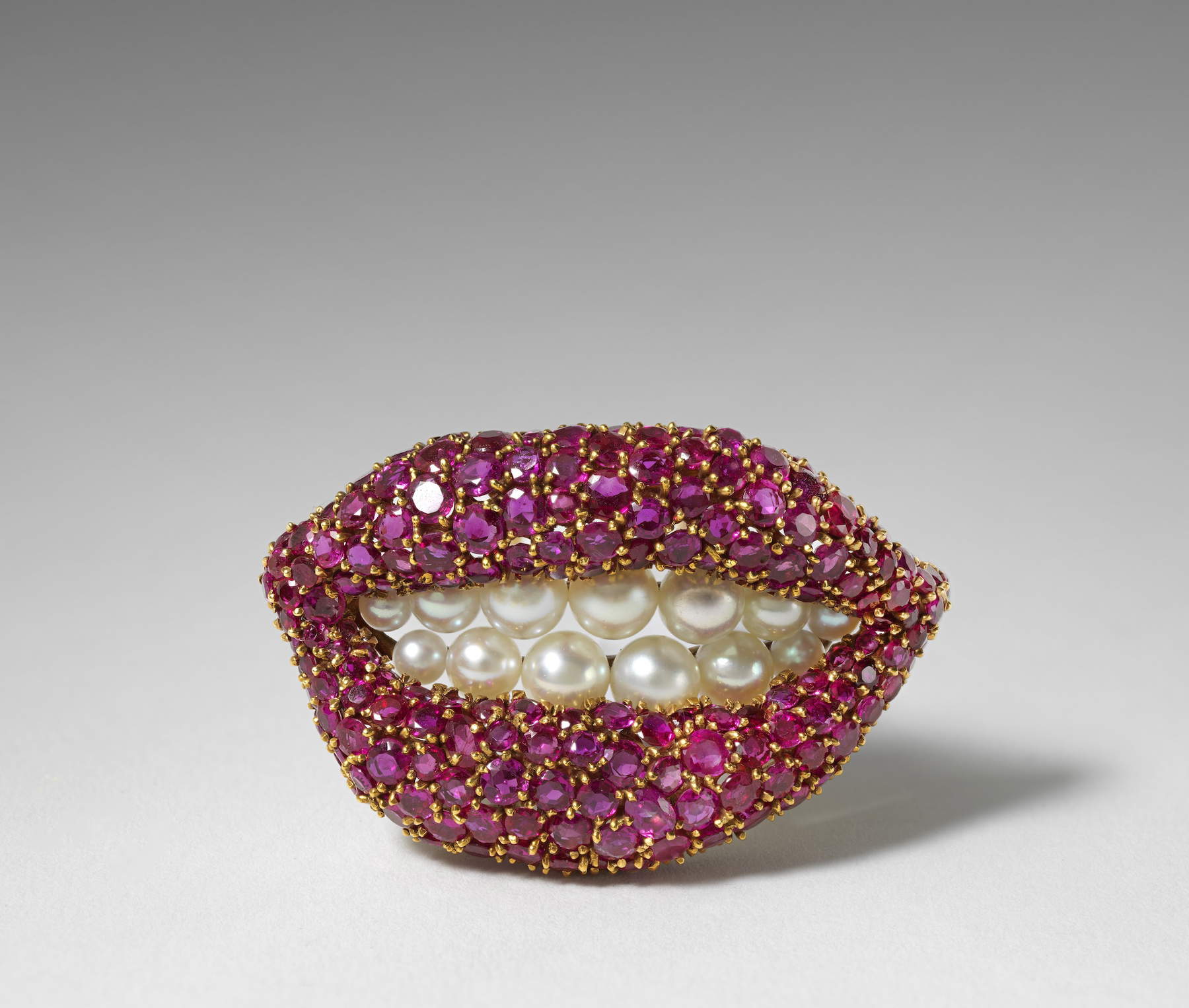 Salvador Dal&iacute;, Lèvres de rubis (1949, or jaune 18 carats, rubis naturels et perles, 3,2 x 4,8 x 1,5 cm ; Fundaci&oacute; Gala-Salvador Dal&iacute;, Figueres) &copy; Salvador Dal&iacute;, Fundaci&oacute; Gala-Salvador Dal&iacute;, Figueres, 2026