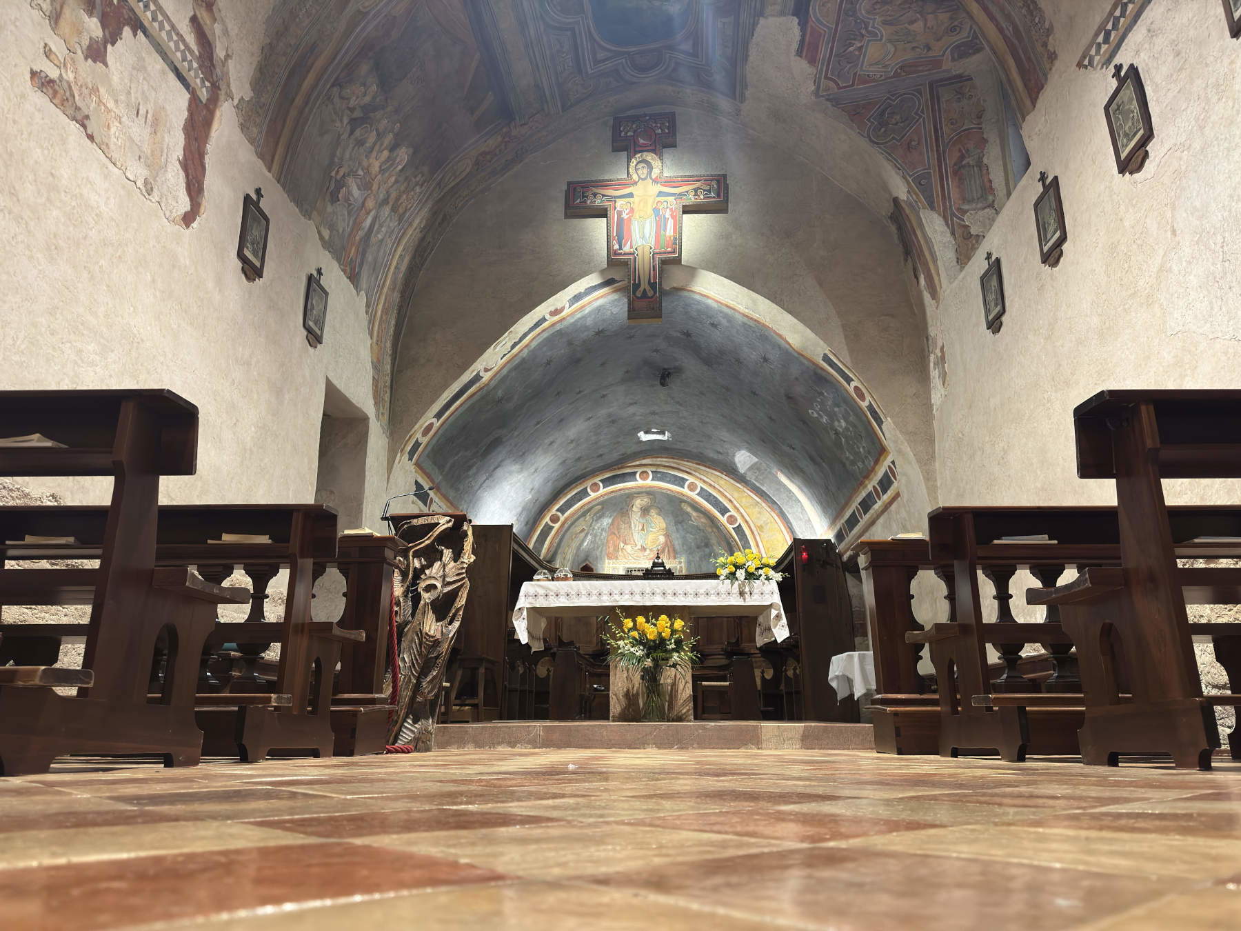 Innenansicht der Wallfahrtskirche San Damiano in Assisi. Bildnachweis: Fra Angelo Calledda