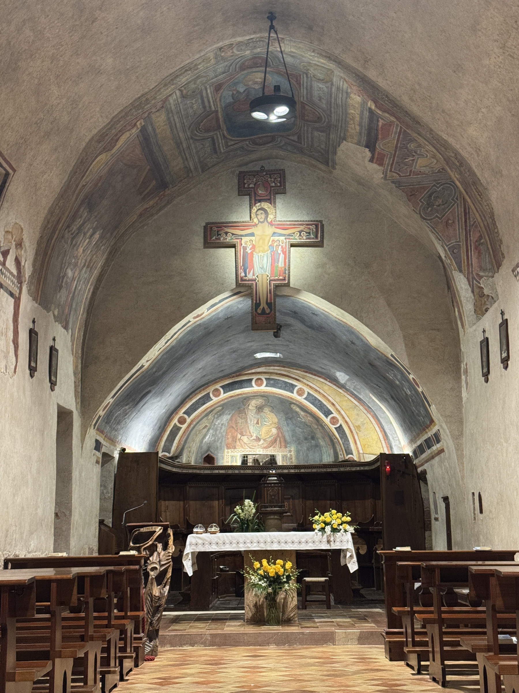 Innenansicht der Wallfahrtskirche San Damiano in Assisi. Bildnachweis: Fra Angelo Calledda