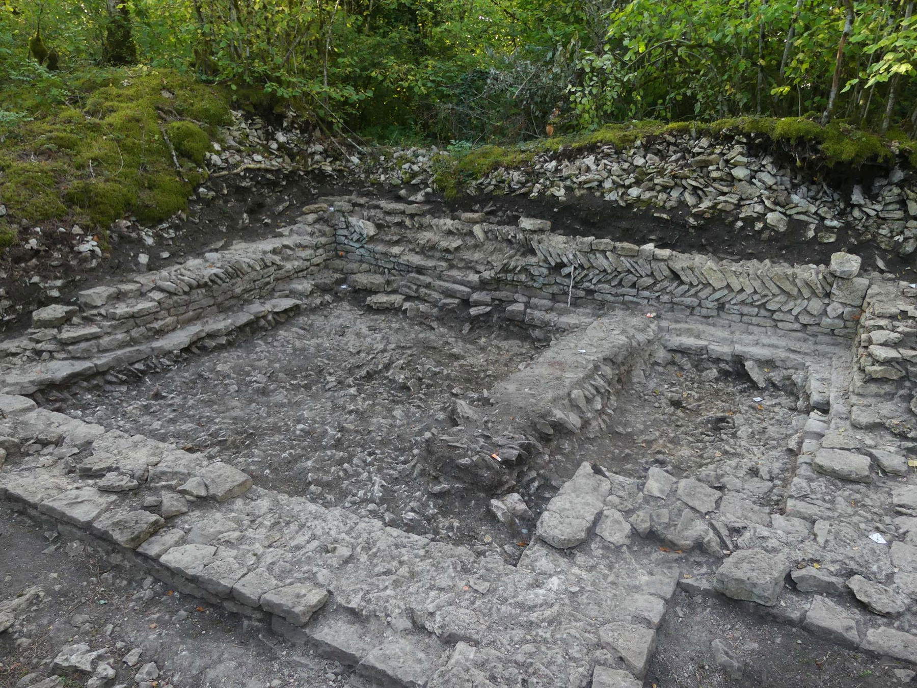 General view of the rectory annex, excavated in 2023. A test pit was left in the center of the room to reveal the stratigraphy during the excavation.