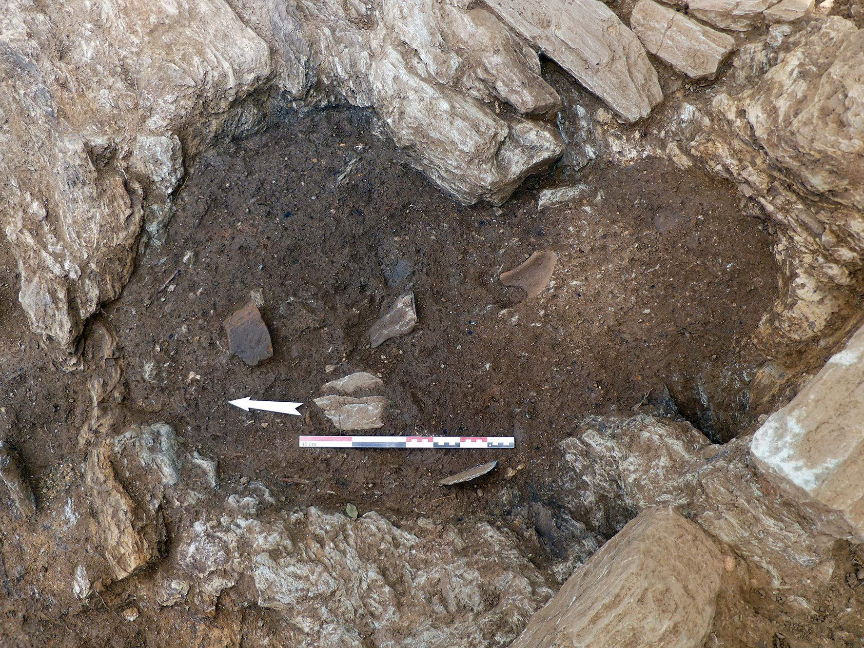 Grube im Inneren des Gebäudes, in der die beim Brennen von Keramik anfallenden Abfälle gelagert werden.
