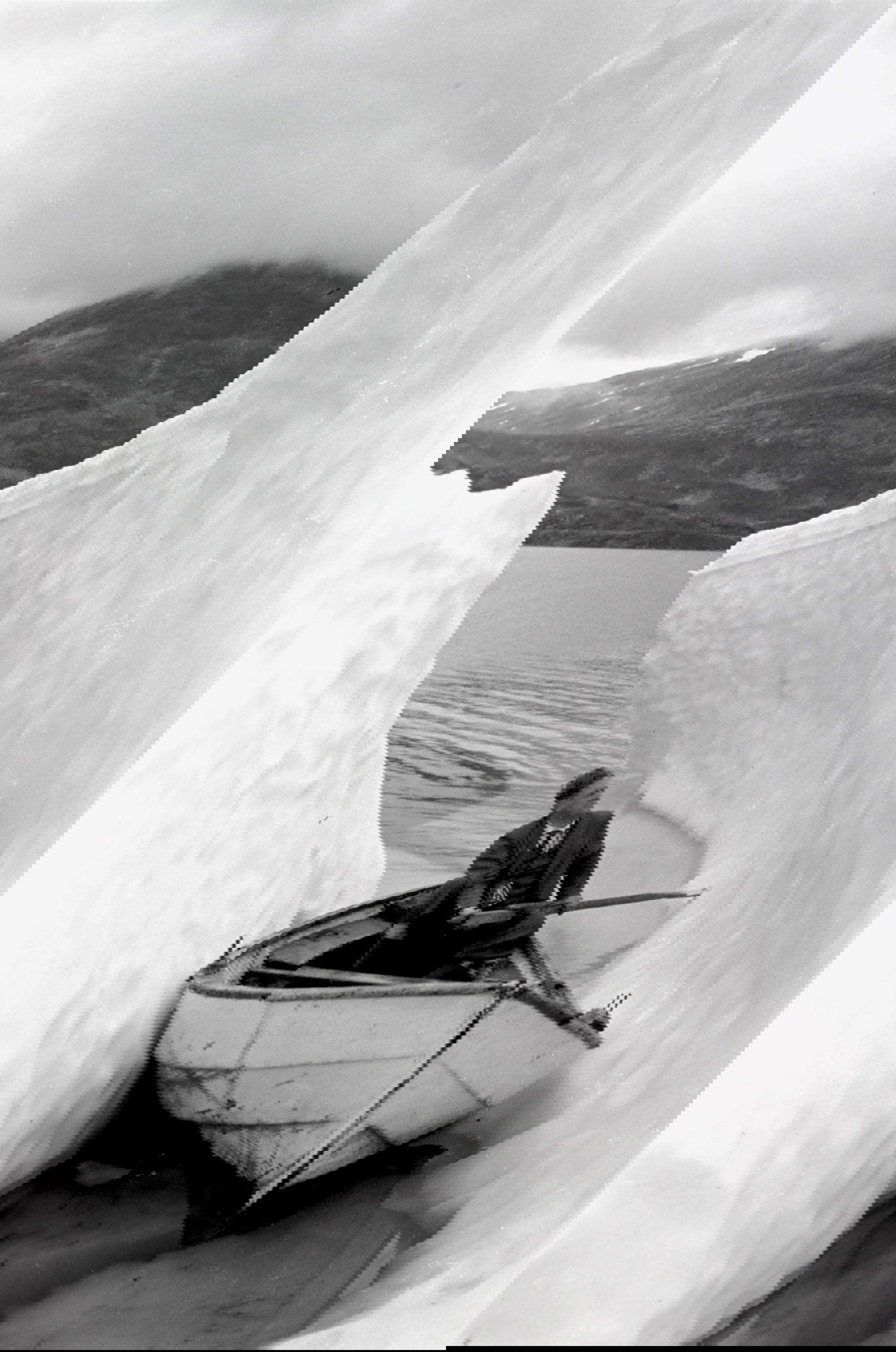 Kurt Schwitters auf einem Boot auf dem Djupvand (1935) Foto: Ernst Schwitters Bpk / Sprengel Museum Hannover, Kurt und Ernst Schwitters Stiftung, Hannover / Ernst Schwitters &copy; 2026, ProLitteris, Zürich
