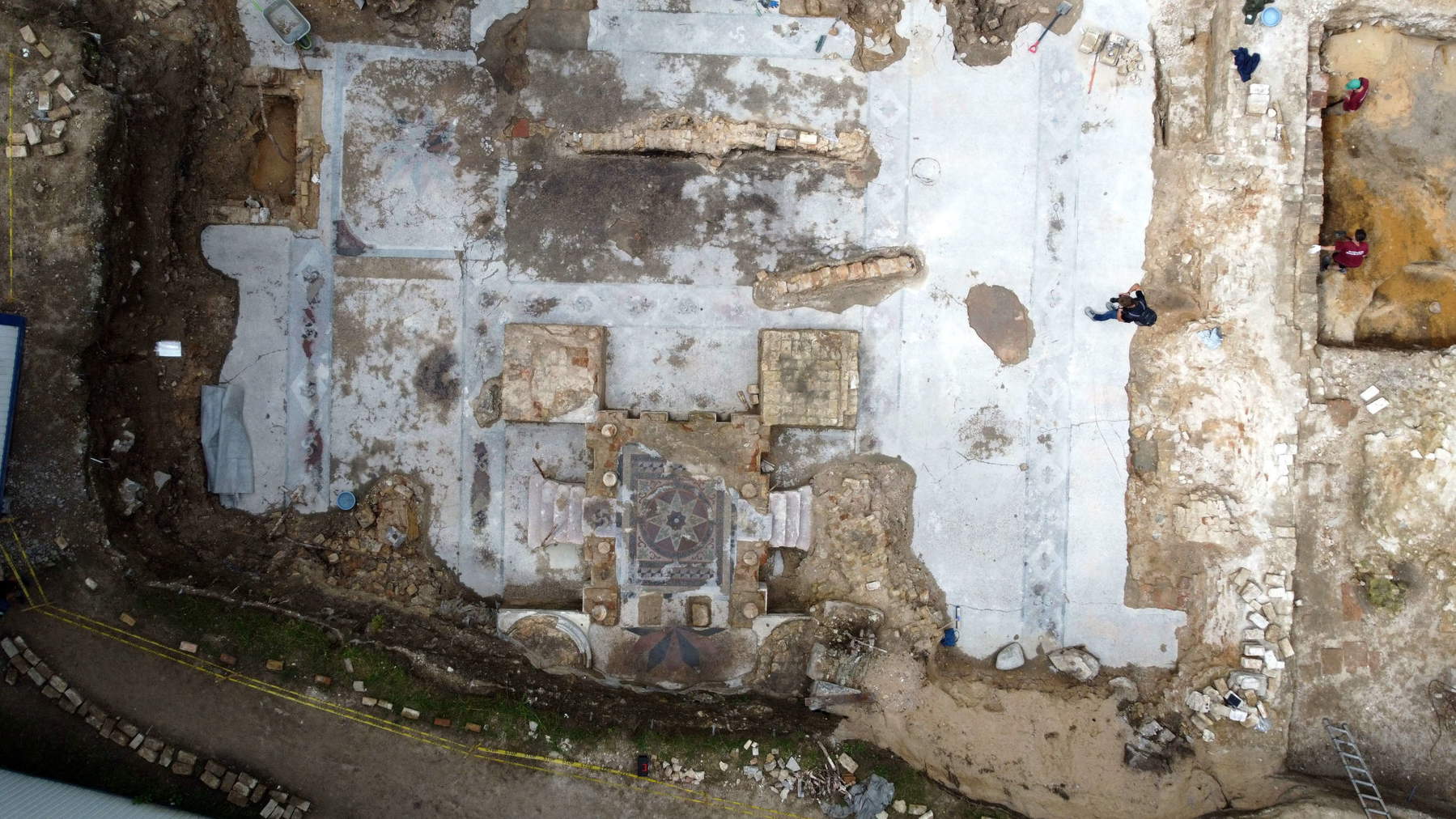 Vue aérienne du site de fouilles et de la Grande Synagogue de Vilnius. Photo : Rytis Tamulynas, Projet de recherche sur la Grande Synagogue de Vilnius et Shulhoyf