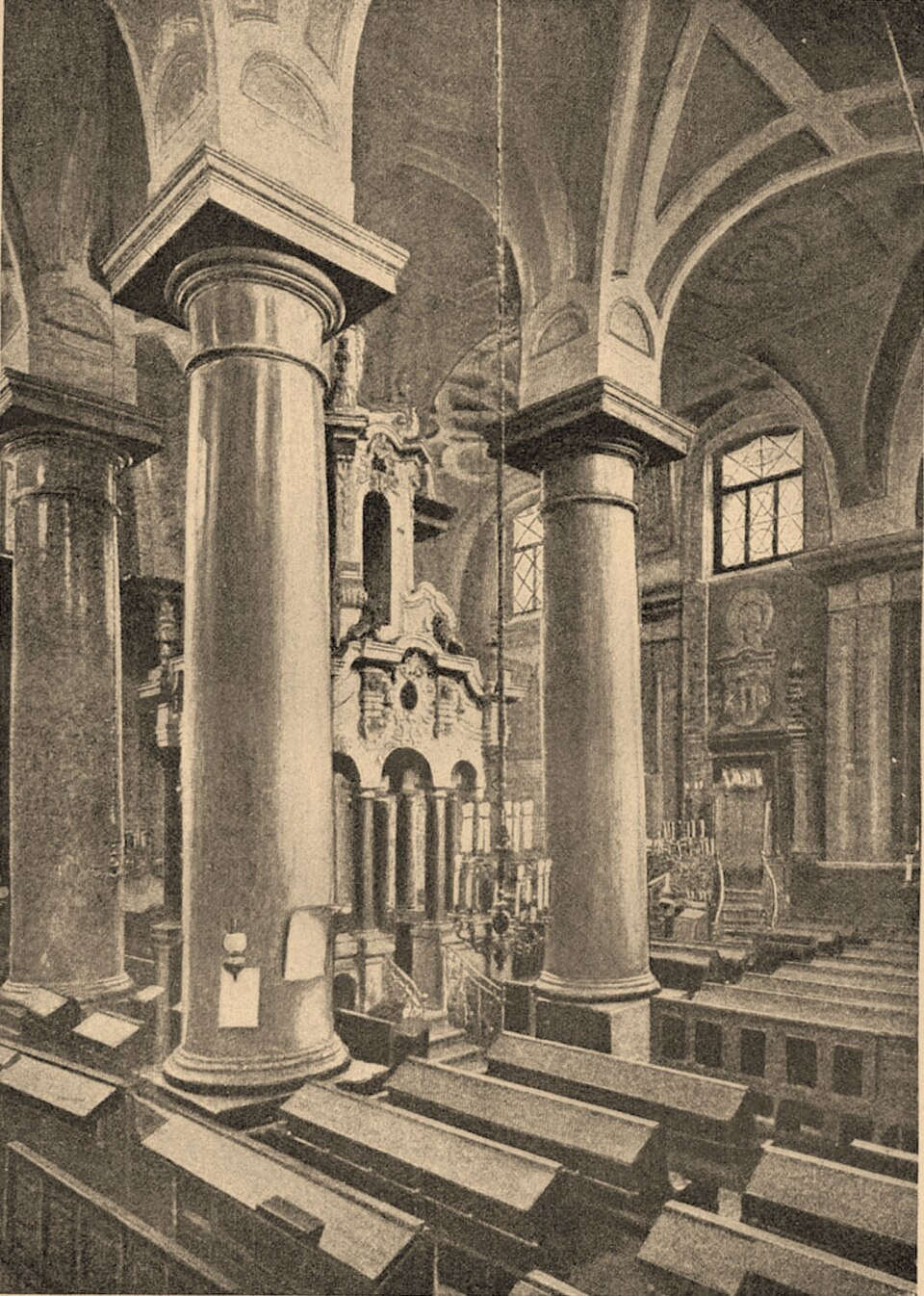 L'intérieur de la Grande Synagogue de Vilnius sur une photographie historique. Photographe inconnu ; tirée de l'Encyclopédie juive Brockhaus et Efron, Wikimedia Commons, dans le domaine public