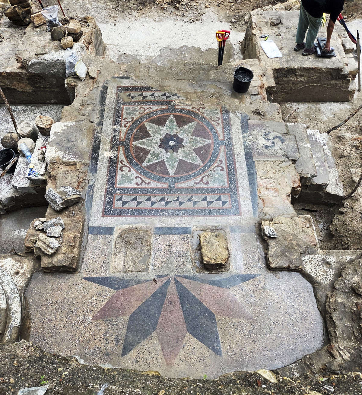 Le sol richement décoré de la bimah de la synagogue. Photo : Jon Seligman, Projet de recherche sur la Grande Synagogue de Vilnius et Shulhoyf, et Autorité israélienne du patrimoine culturel