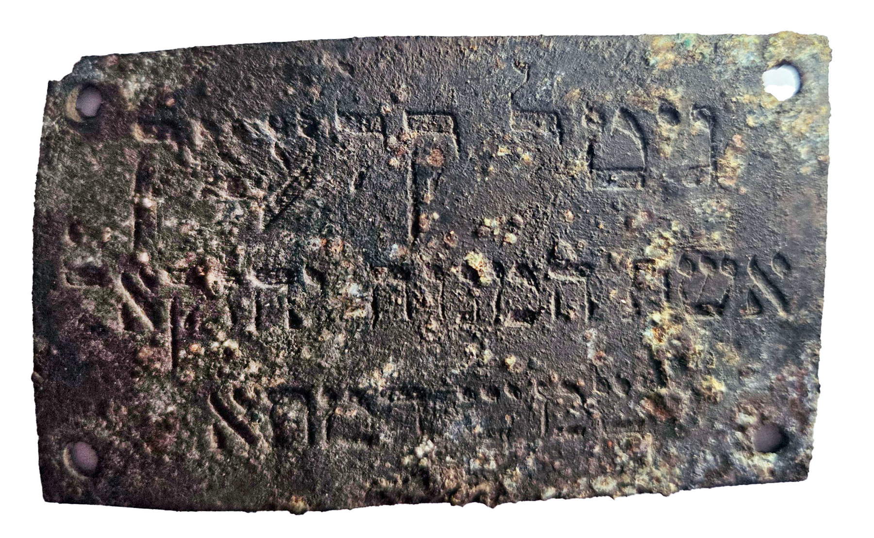 Une plaque apposée sur un siège portant l'inscription : &laquo; Gitel Klachek, épouse de feu Yechezkel, Shamash d'Mata &raquo;. Photo : Jon Seligman, Projet de recherche sur la Grande Synagogue de Vilnius et Shulhoyf, et Autorité israélienne des biens culturels