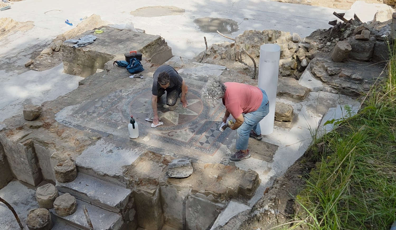 Travaux de nettoyage et de restauration de la bimah de la Grande Synagogue de Vilnius. Photo : Jon Seligman, Grande Synagogue de Vilnius, projet de recherche Shulhoyf et Autorité israélienne du patrimoine culturel