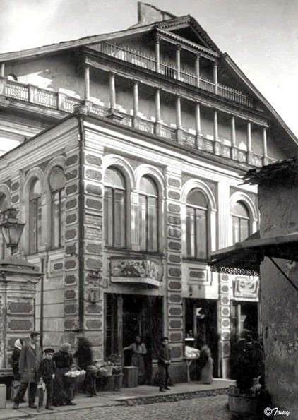 La façade de la Grande Synagogue de Vilnius sur une photographie historique. Photographe inconnu ; Wikimedia Commons, domaine public