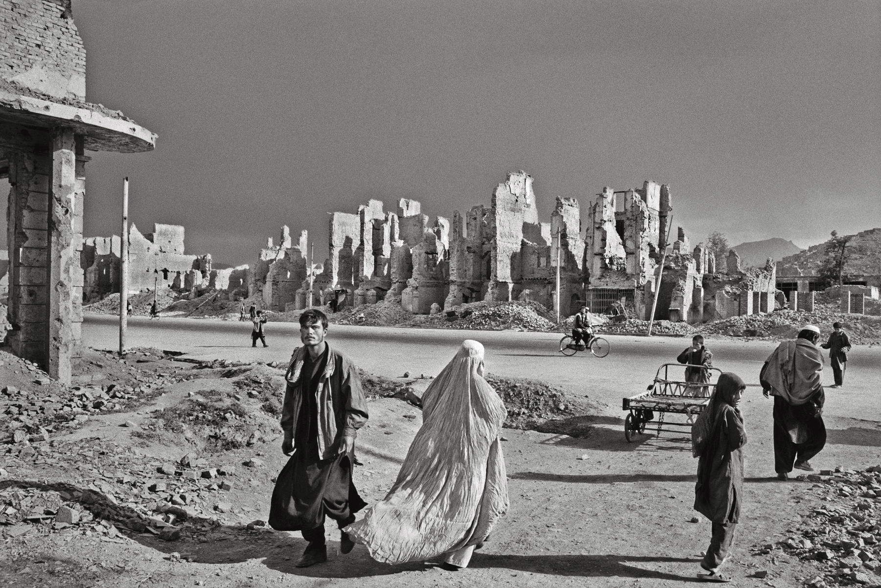 Sebasti&atilde;o Salgado, Jade Maiwan Avenue, once a prestigious city street, Kabul, Afghanistan (1996; Paris, Collection MEP. Gift of Sebasti&atilde;o Salgado and L&eacute;lia Wanick Salgado, 2018) &copy; Sebasti&atilde;o Salgado