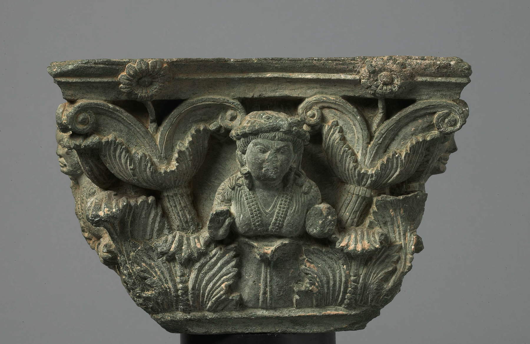 Figuratives Halbkapitell im Gandhāra-korinthischen Stil, Butkara I (Swat-Tal, Pakistan, antike Region Gandhāra, 1. Jahrhundert n. Chr., Kushan-Dynastie; mit Relief verzierter Schiefer, 17,9 x 27,8 x 20,9 cm; Turin, MAO &ndash; Museo d&rsquo;Arte Orientale). Mit freundlicher Genehmigung der Fondazione Torino Musei. Foto: Maurizio Elia