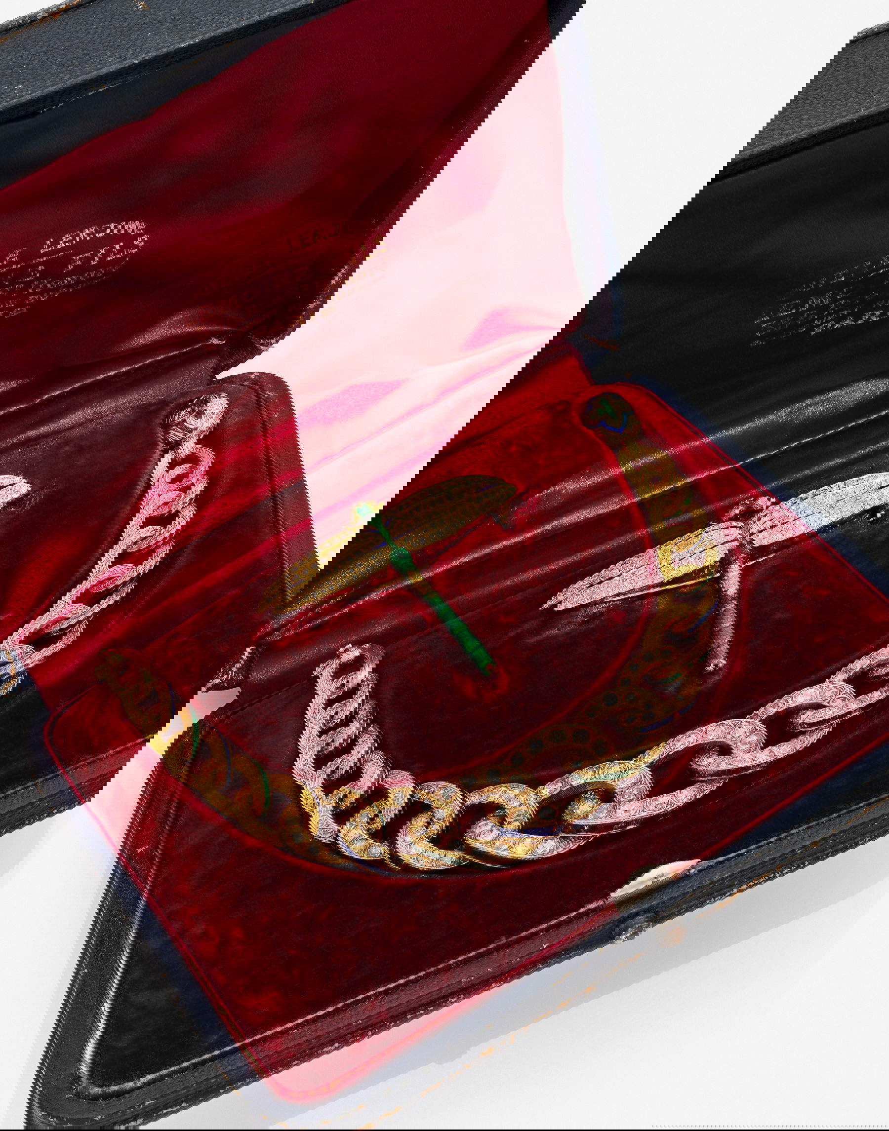 Nell&rsquo;immagine: Semi-parure con bracciale a maglia e una spilla Libellule in o giallo. Foto: &copy; Artcurial