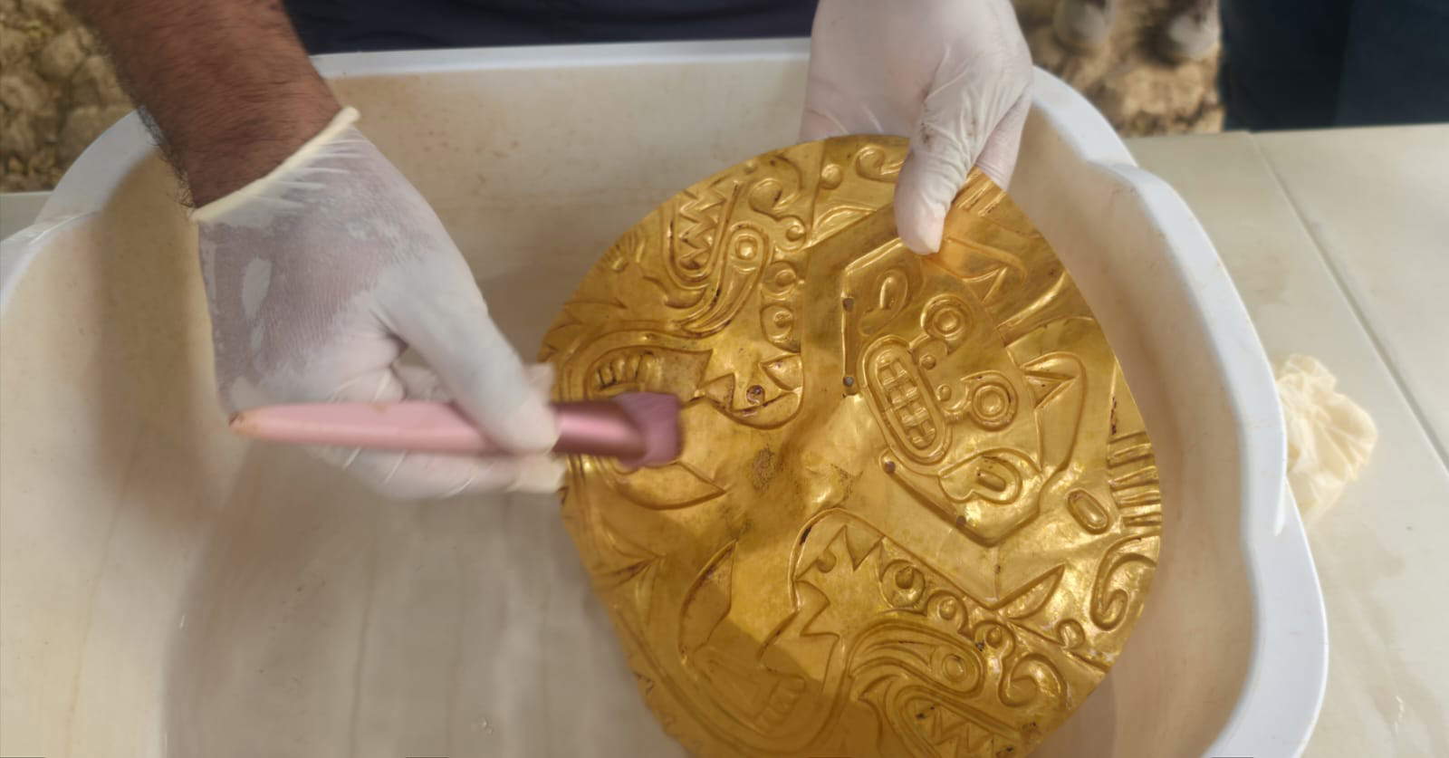 Metal ornaments inside Tomb 3. Photo: Ministerio de Cultura de Panam&aacute;