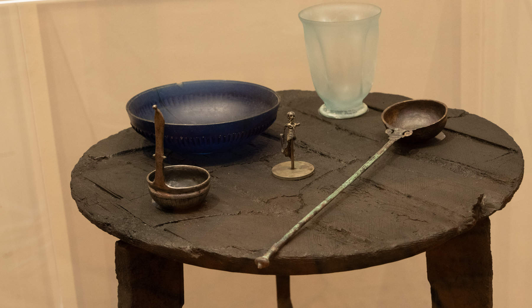 Rubrik „Mahlzeiten und Bankette“ &ndash; Dreifüßiger Tisch mit der „Larva convivialis“ in der Mitte, einem silbernen Tischschmuck in Form eines Skeletts
