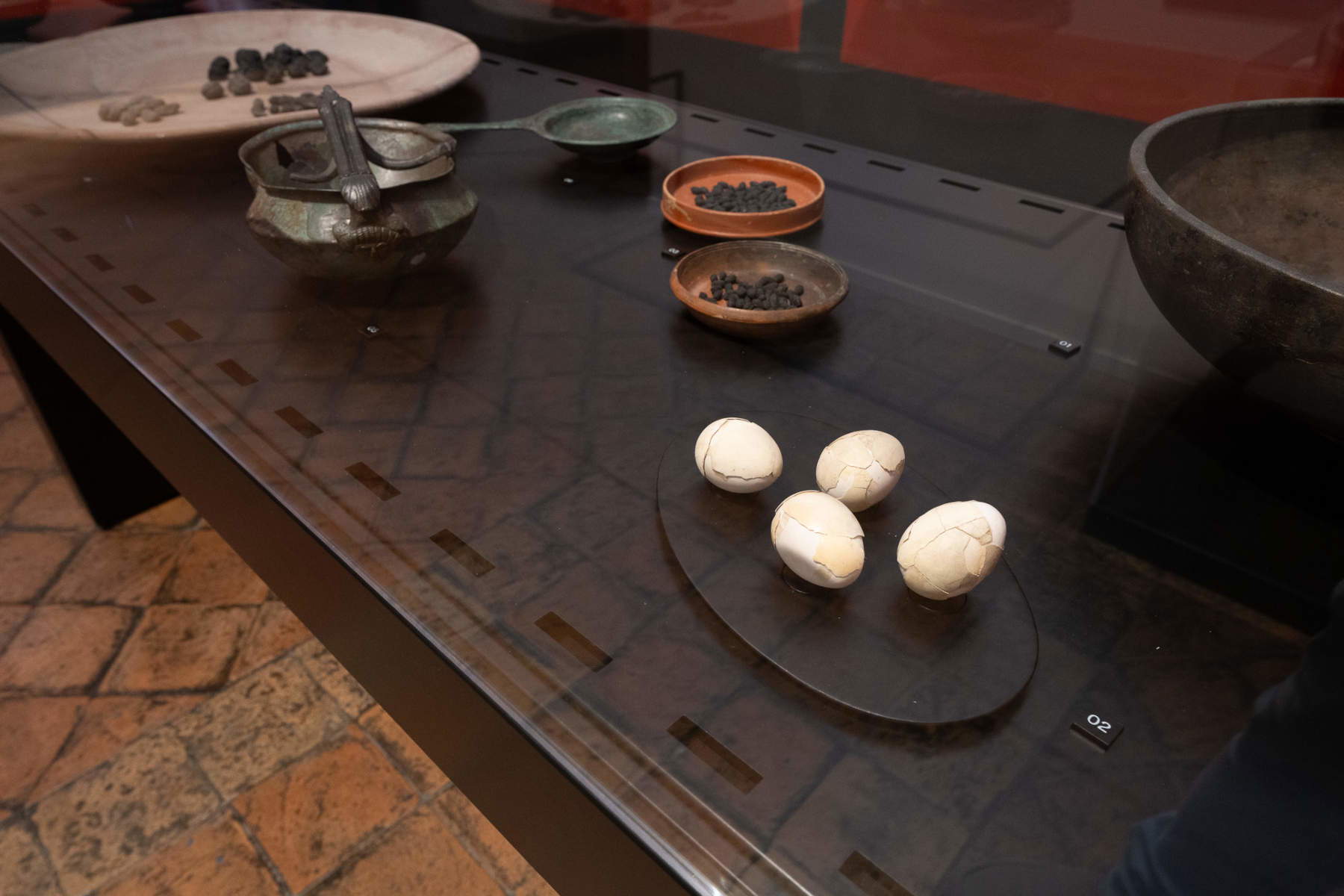 Abteilung „Mahlzeiten und Bankette“ &ndash; Vitrine mit organischen Funden und Haushaltsgegenständen aus Herculaneum, 79 n. Chr.