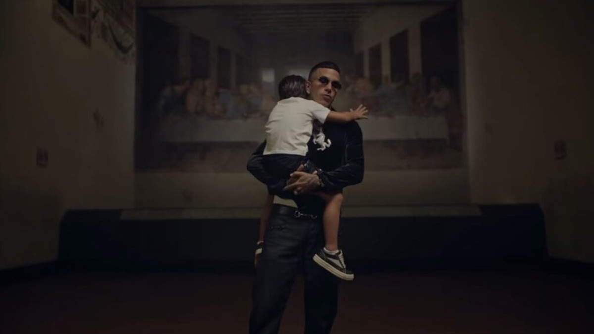 Sfera Ebbasta gira il videoclip del suo nuovo brano al Cenacolo Vinciano: è polemica