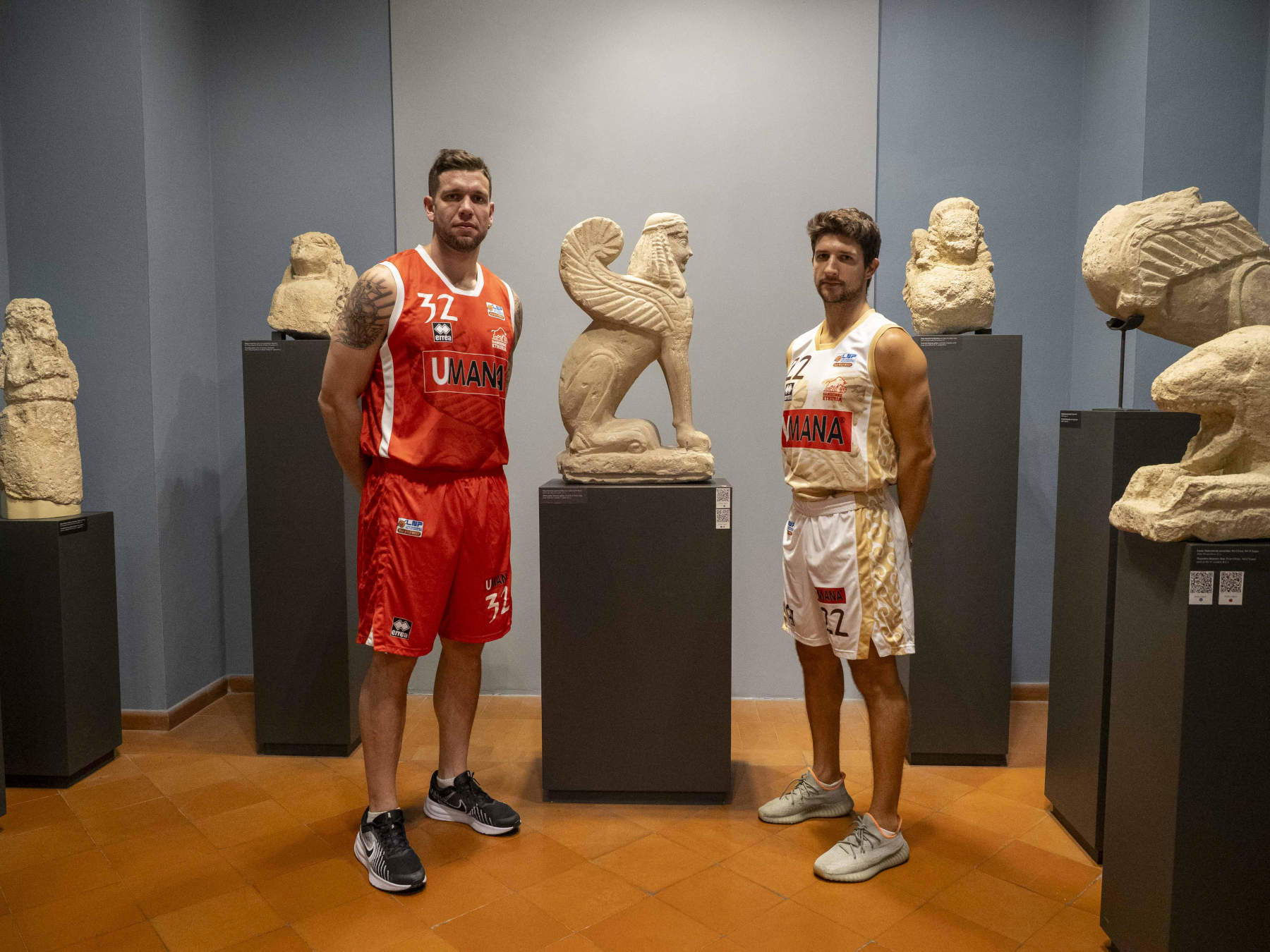 Le sphinx du Musée national étrusque de Chiusi figure sur les maillots de l'équipe de basket-ball San Giobbe Basket Etruria. Photo : Direction régionale des musées nationaux de Toscane du ministère de la Culture