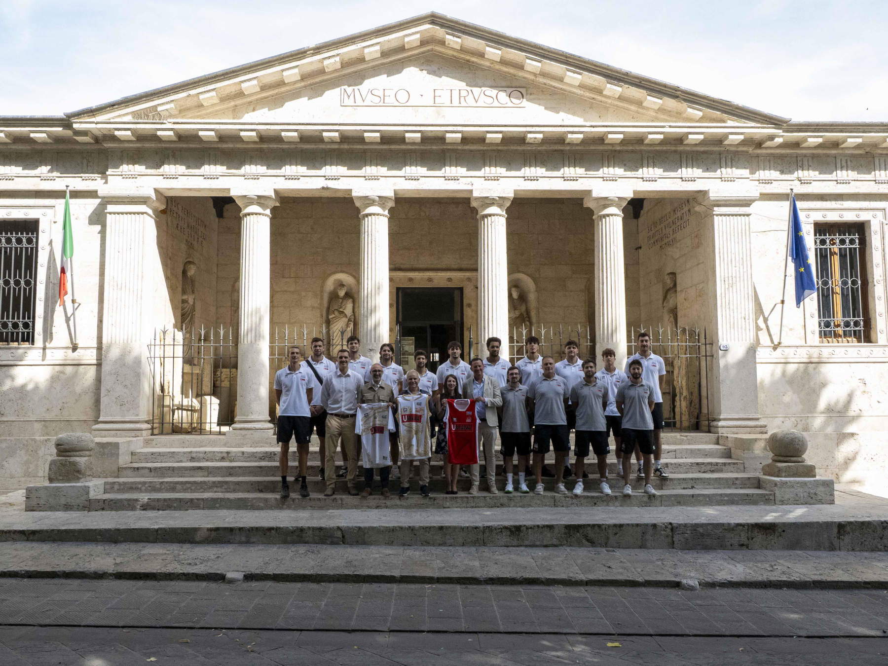 Le sphinx du Musée national étrusque de Chiusi figure sur les maillots de l'équipe de basket-ball San Giobbe Basket Etruria. Photo : Direction régionale des musées nationaux de Toscane du ministère de la Culture