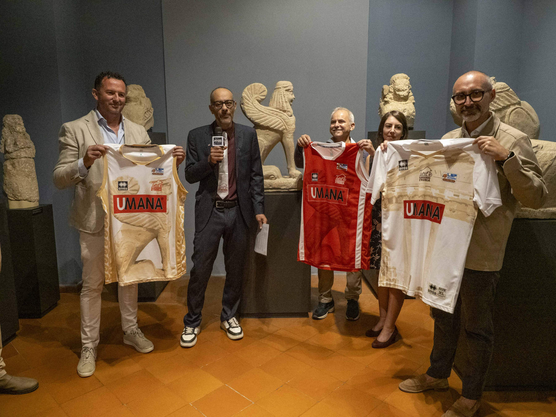 Le sphinx du Musée national étrusque de Chiusi figure sur les maillots de l'équipe de basket-ball San Giobbe Basket Etruria. Photo : Direction régionale des musées nationaux de Toscane du ministère de la Culture