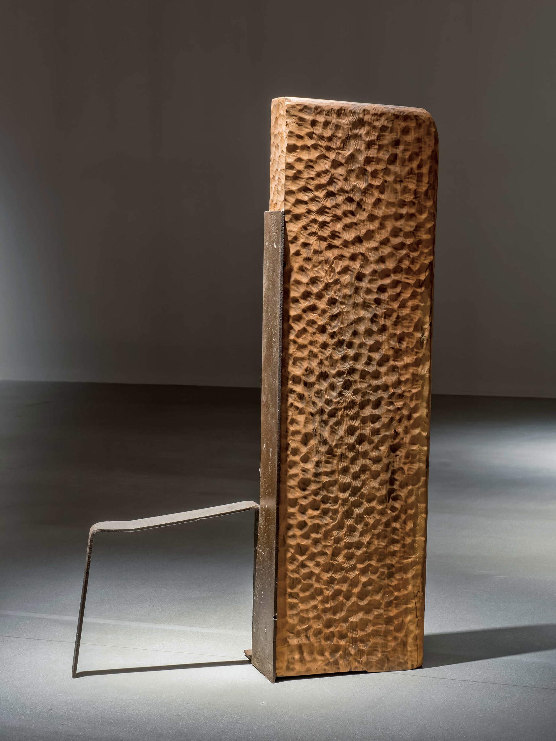 Shim Moonseup, Metaphor (1996; legno e acciaio, 172 x 102 x 33 cm)