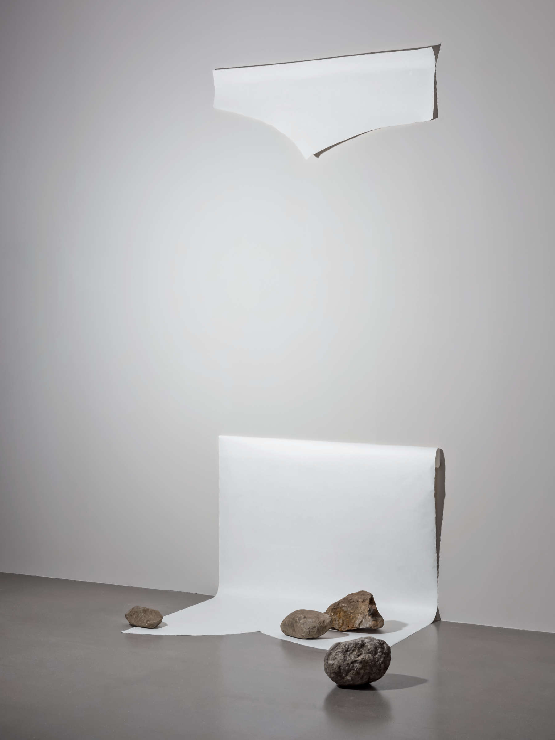Shim Moonseup, Relation (Place) (1972; pietra, carta, 300 x 148 x 135 cm)