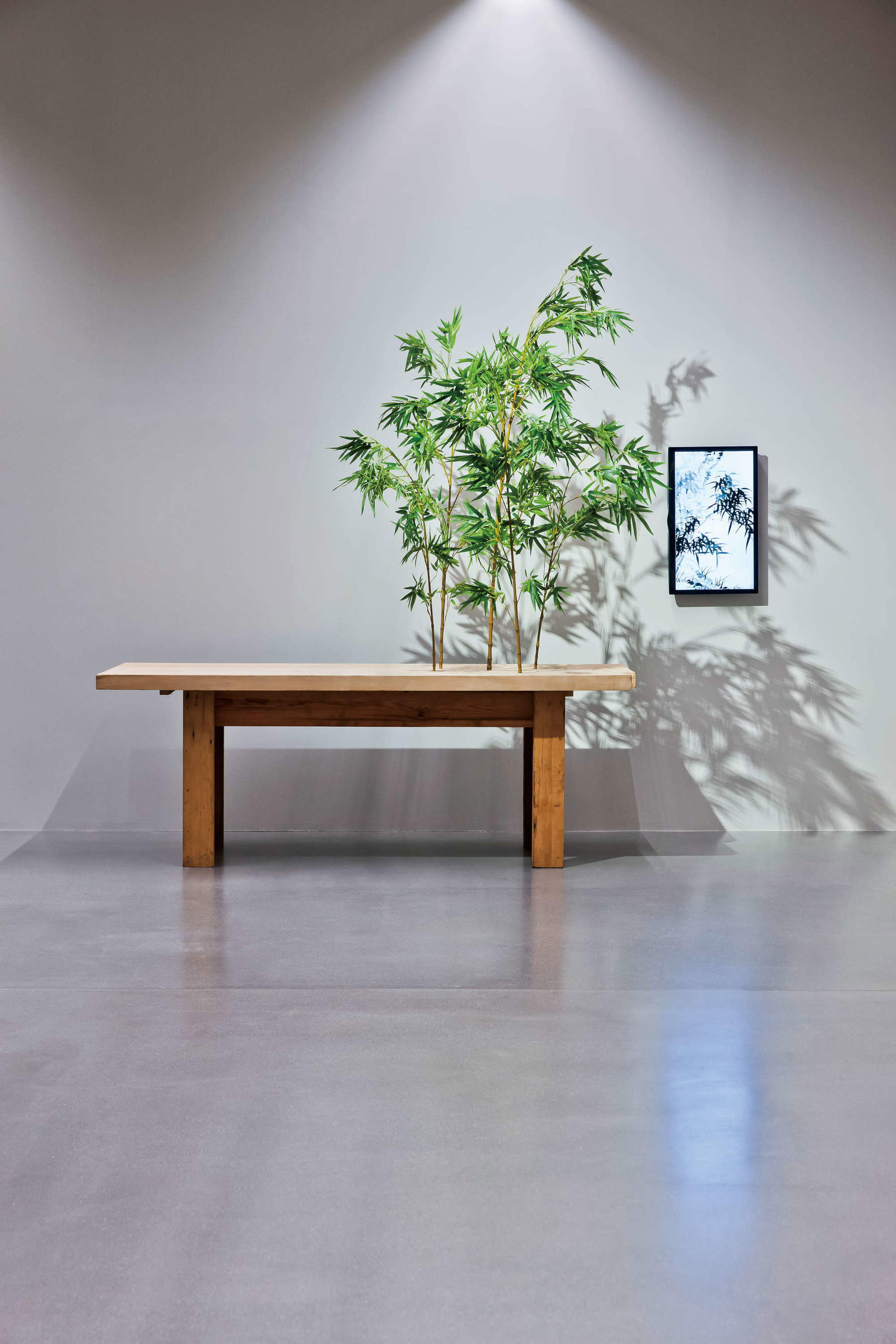 Shim Moonseup, Re-present (2010; bamb&ugrave;, legno, monitor, 245 x 262 x 150 cm)