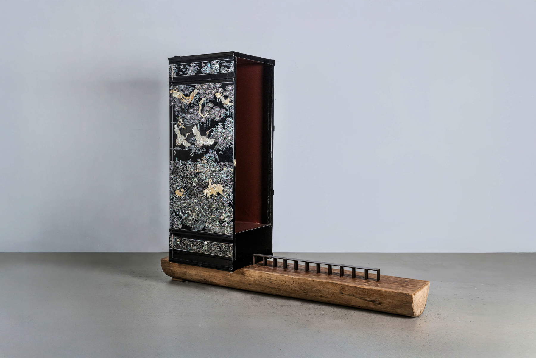 Shim Moonseup, Re-present (2025; legno, acciaio, lacca, madreperla, 230 x 202 x 65 cm)