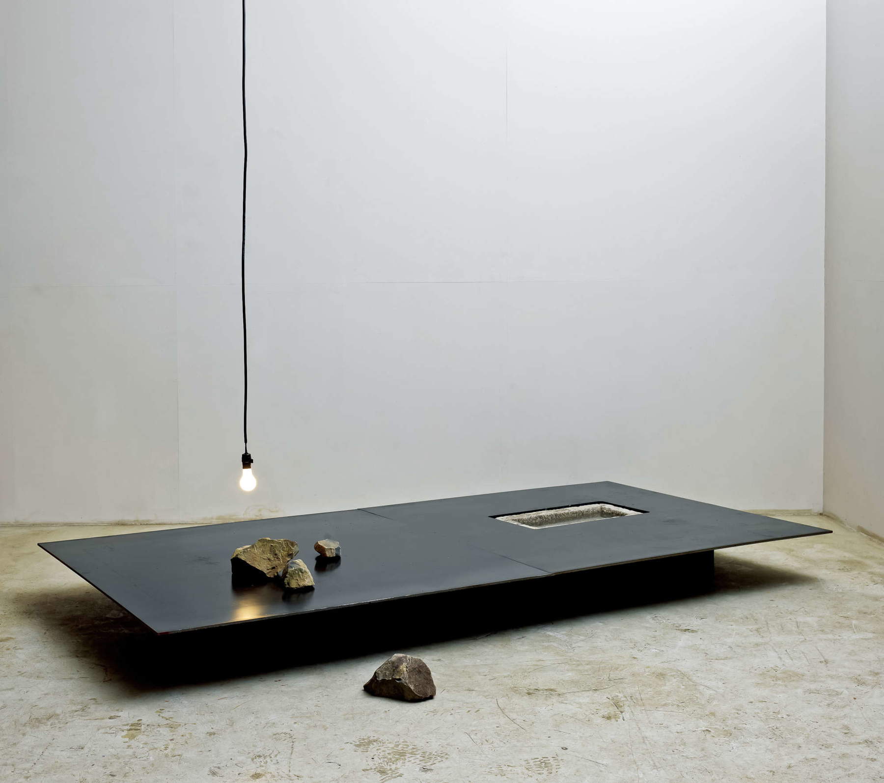 Shim Moonseup, The Presentation (2008; acciaio, pietra, elettricit&agrave;, 122 x 244 x 30 cm)