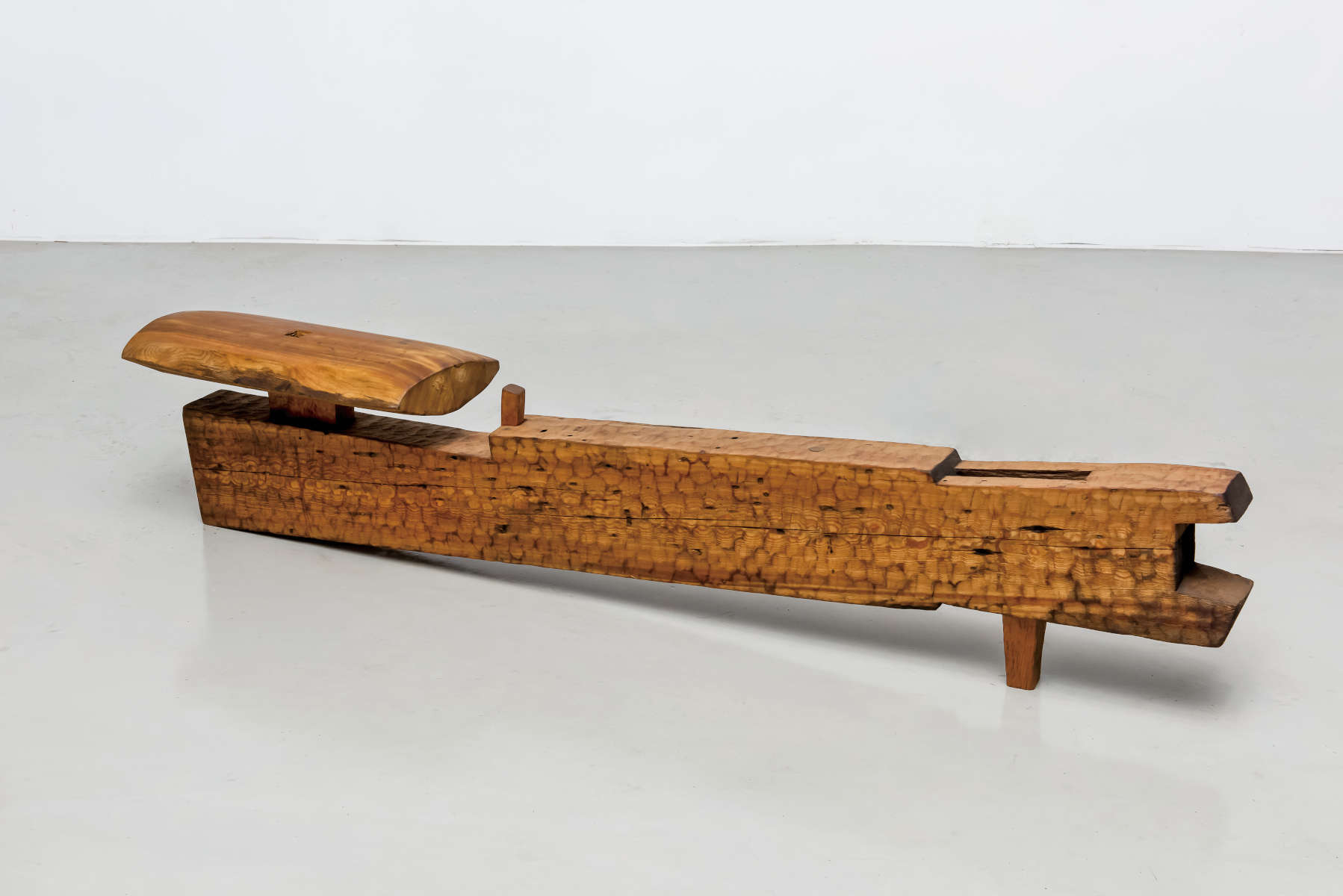 Shim Moonseup, Wood Deity (1986; legno, 40 x 192 x 27 cm)
