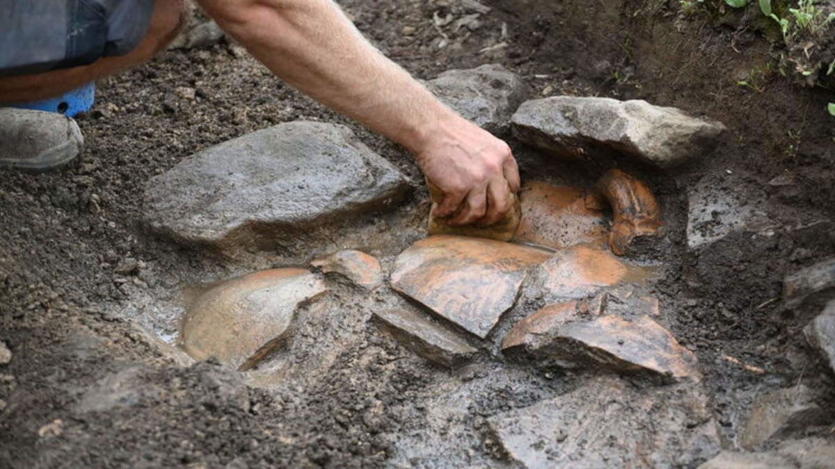 Fr&uuml;her wurde diese Amphore von den R&ouml;mern zur Aufbewahrung von Lebensmitteln oder Fl&uuml;ssigkeiten verwendet, bevor sie in das Fundament eines Gebäudes eingelassen wurde. Foto: HESSEN Landesamt f&uuml;r Denkmalpflege &ndash; Hessen / &copy; Lars G&ouml;rze M.A., LfDH
