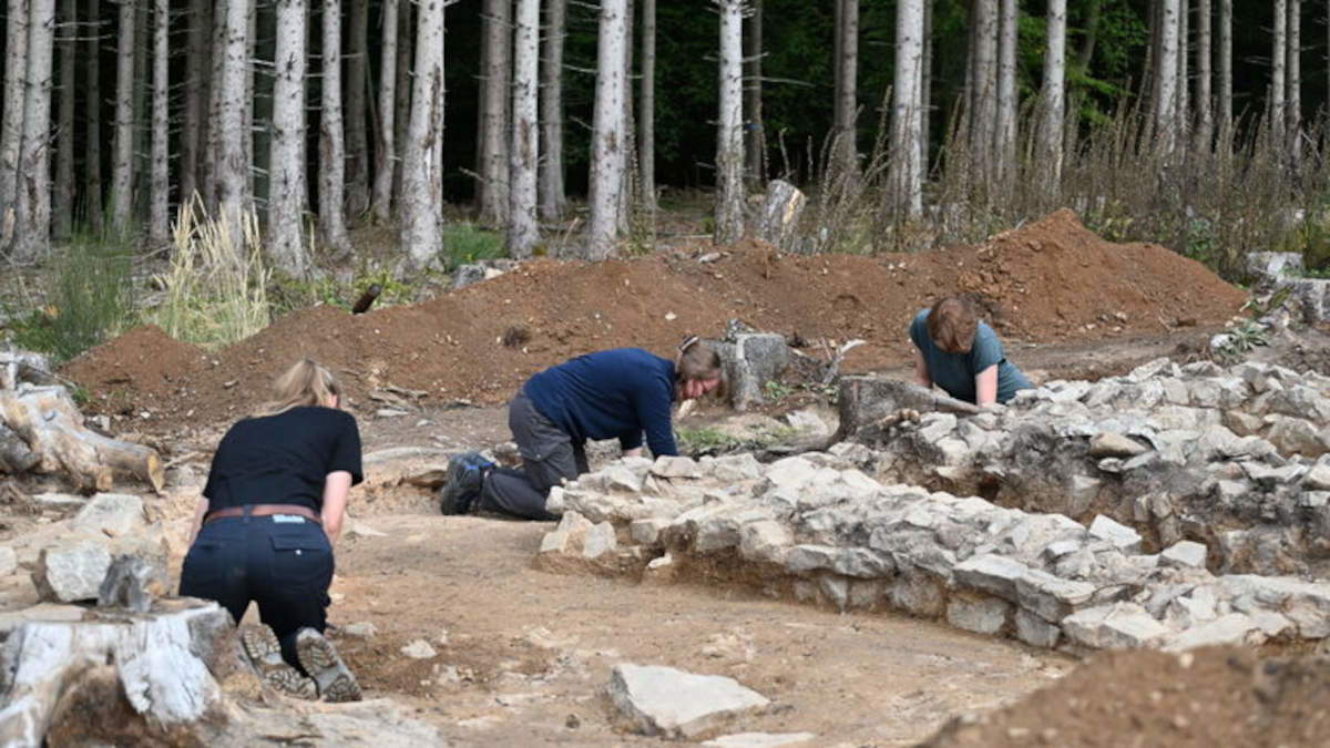 Die Archäologen haben den Tempel am Rande des derzeitigen Ausgrabungsgeländes freigelegt.