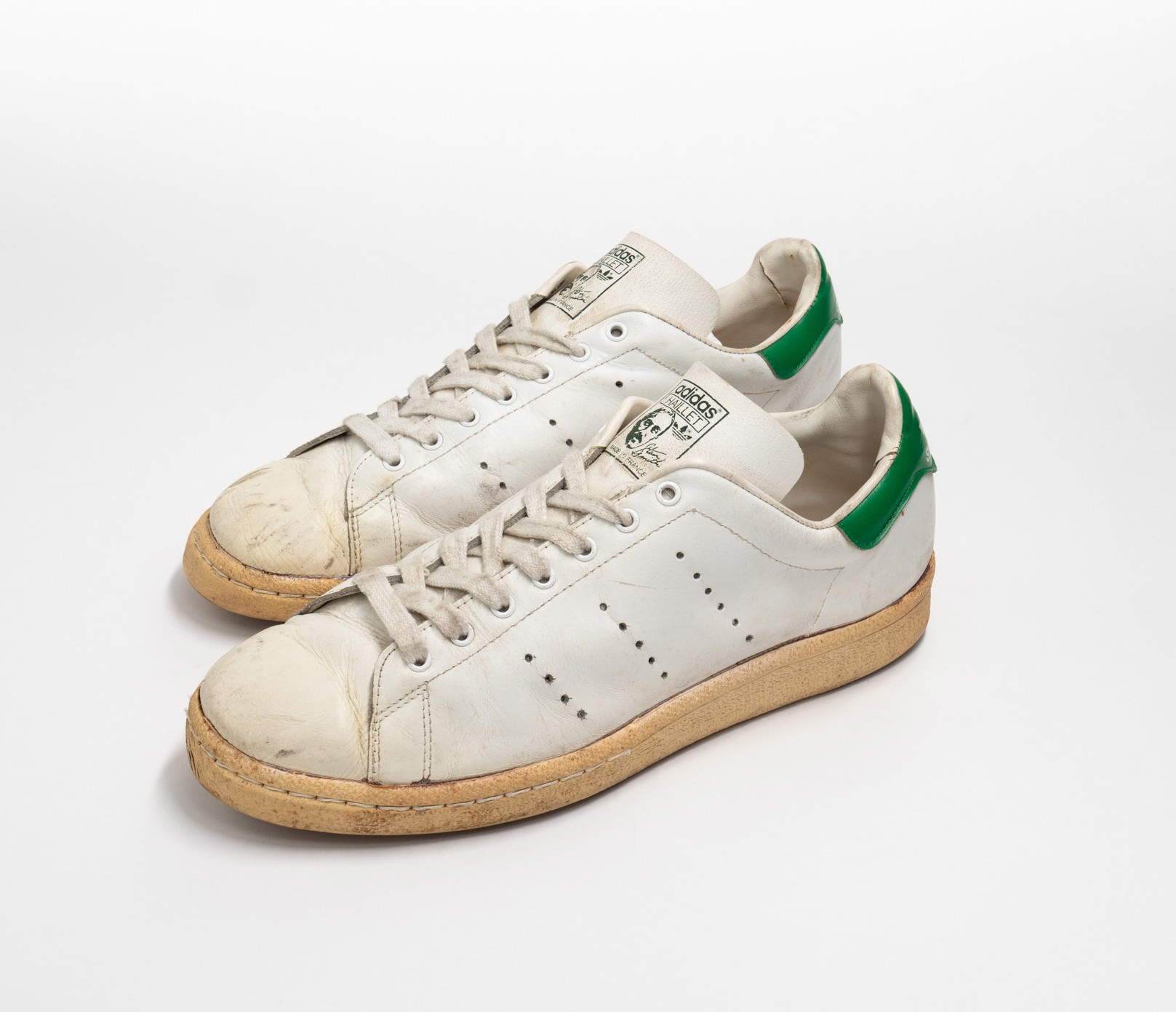 Adidas, Robert Haillet / Stan Smith (1963). Prototipo de 1963 diseñado para el tenista francés Robert Haillet, que precedió al modelo que en 1971 pasaría a llamarse en honor al estadounidense Stanley Smith. Representa el origen de la zapatilla de tenis más vendida de la historia. Durante un breve periodo, la zapatilla conservó la inscripción