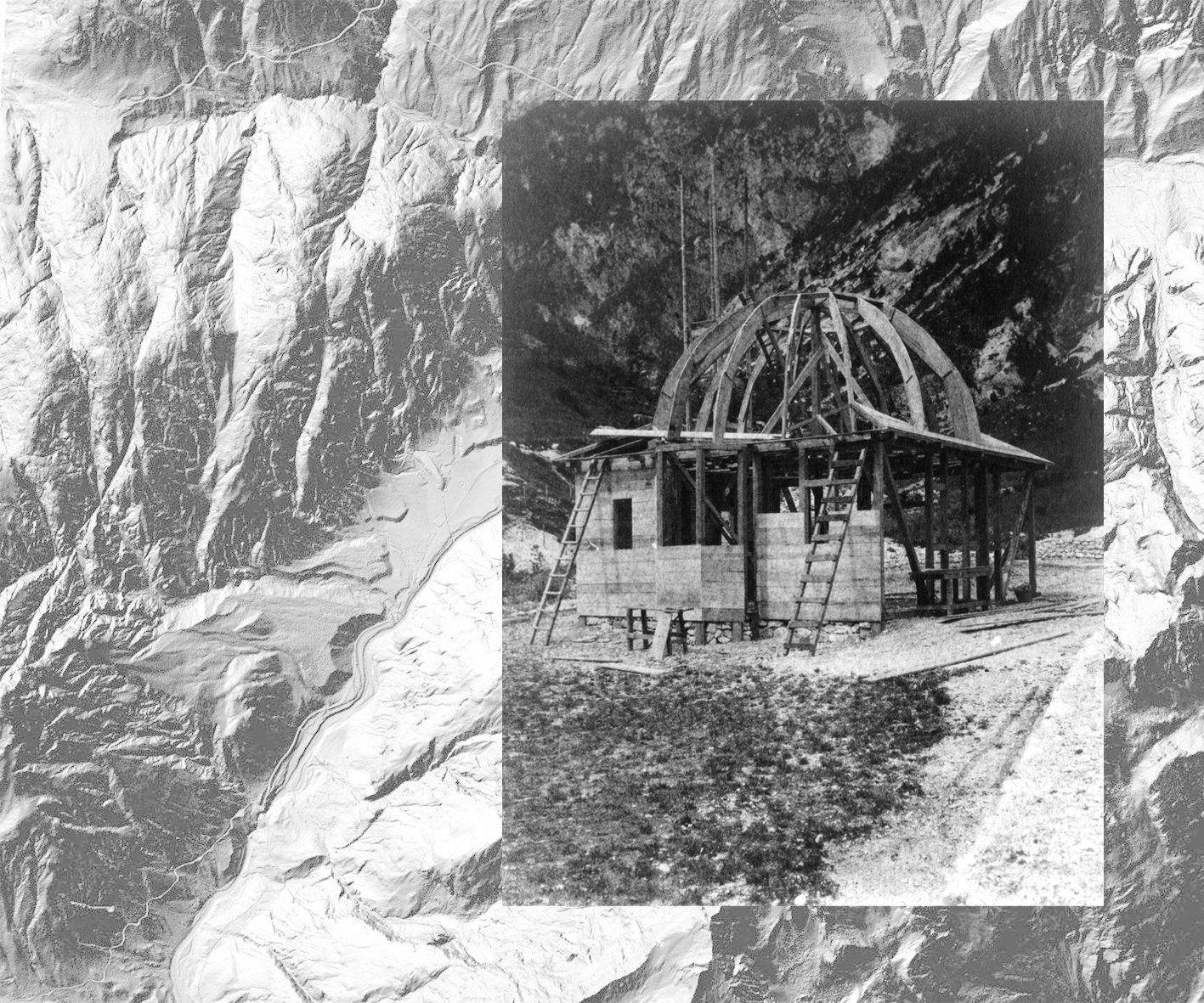 Sovrapposizione di una fotografia d'archivio che documenta la costruzione di una moschea a Log pod Mangartom (1917) e un modello digitale del terreno derivato da dati LiDAR aerei (ALS). Fotografia d'archivio per gentile concessione di Uro&scaron; Ko&scaron;ir.