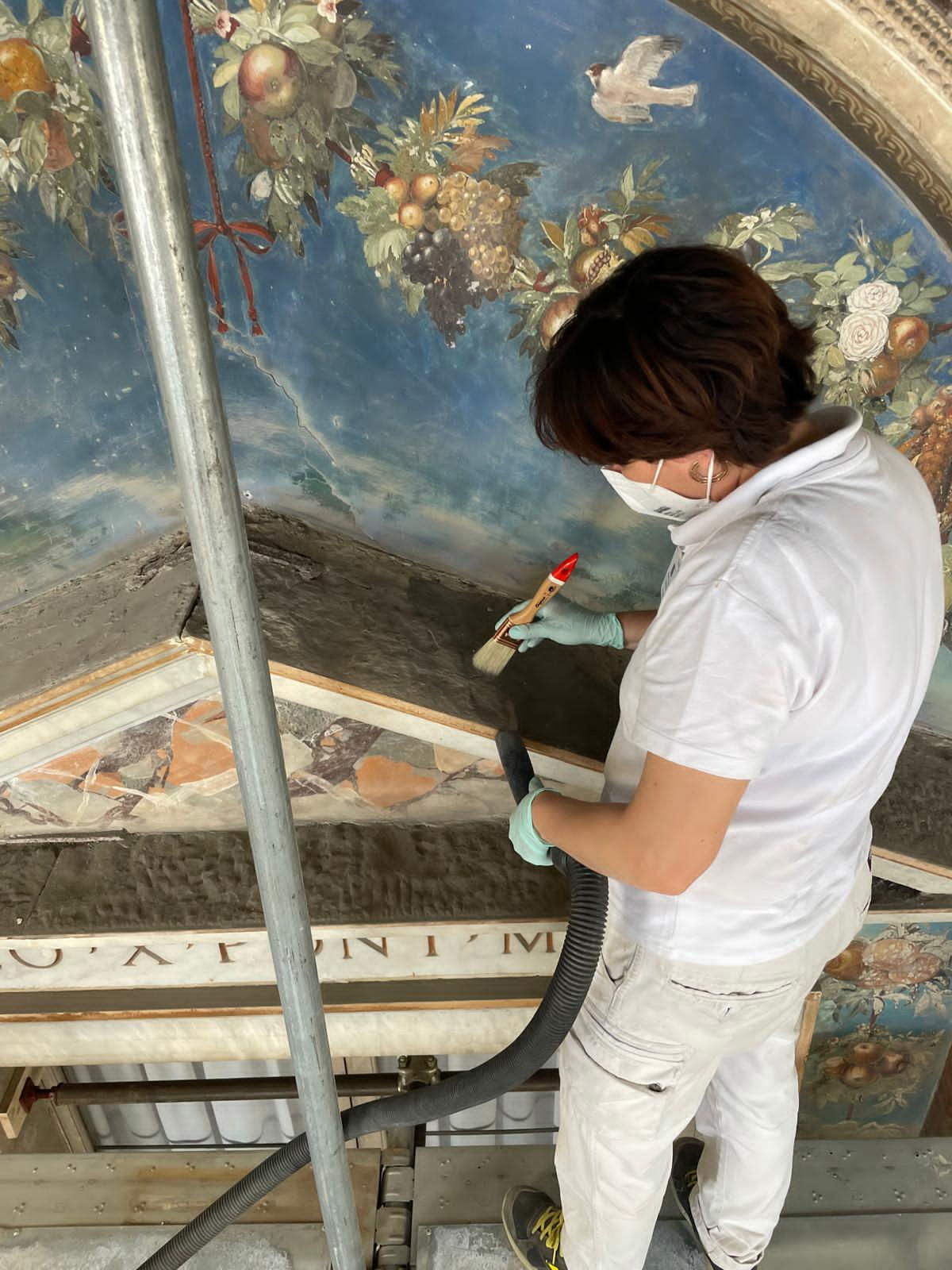 Entstauben der Oberflächen. Foto aus dem Labor für die Restaurierung von Gemälden und Holzobjekten, Juni 2026 (Copyright &copy; Gouvernement SCV &ndash; Museumsdirektion. Alle Rechte vorbehalten)