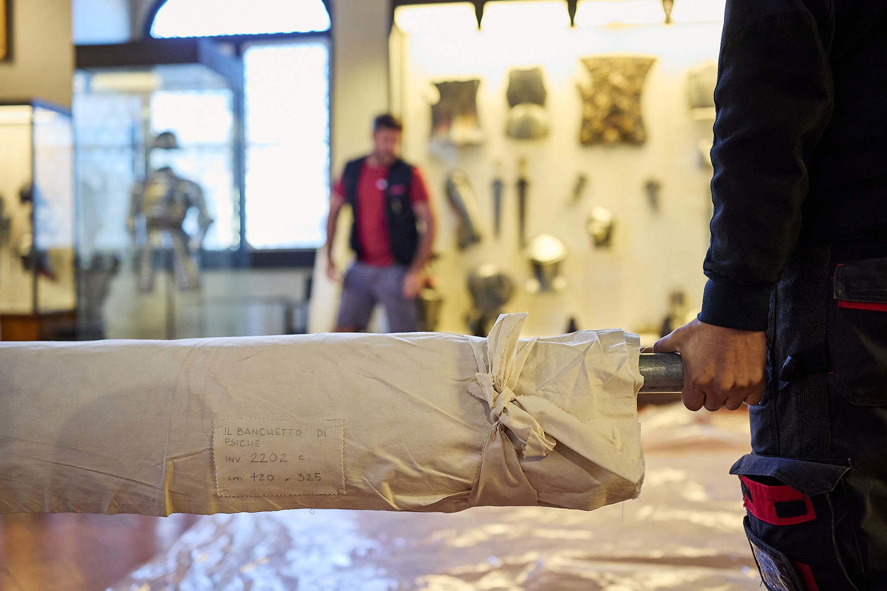 The relocation of the tapestry depicting the Banquet of Psyche. Photo: Nicola Neri / Opificio delle Pietre Dure