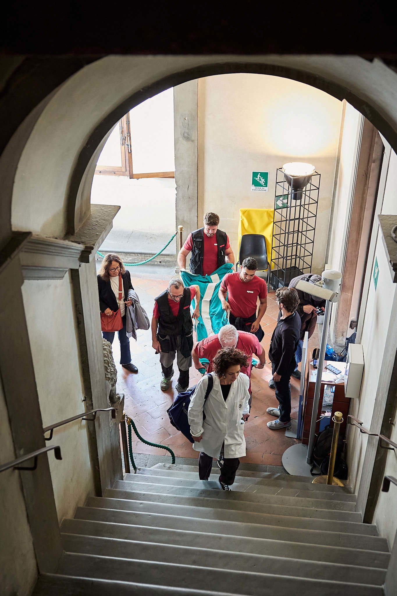The relocation of the tapestry depicting the Banquet of Psyche. Photo: Nicola Neri / Opificio delle Pietre Dure