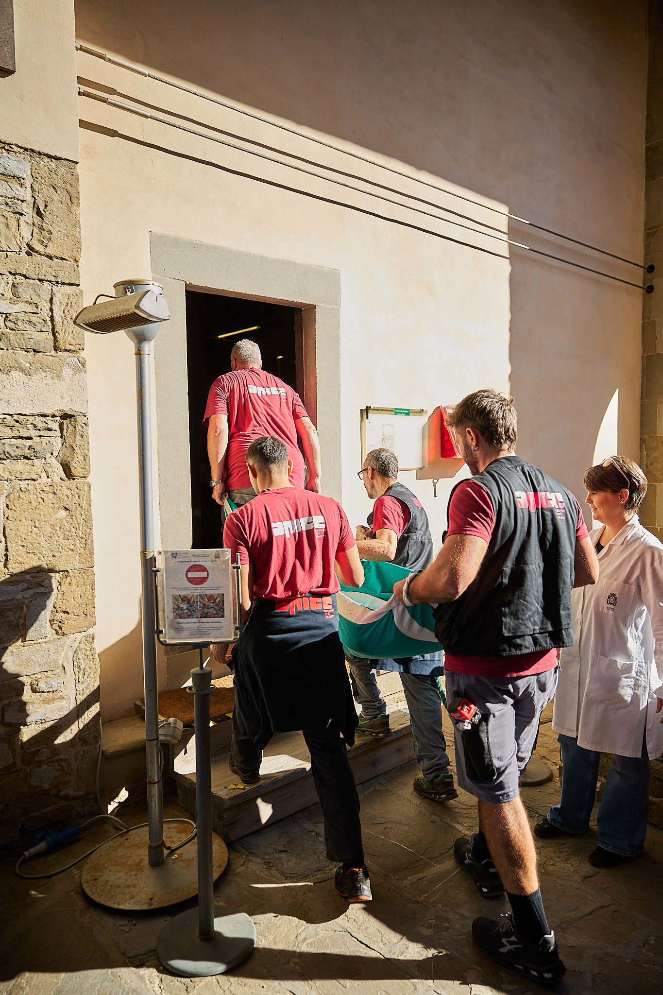 The relocation of the tapestry depicting the Banquet of Psyche. Photo: Nicola Neri / Opificio delle Pietre Dure