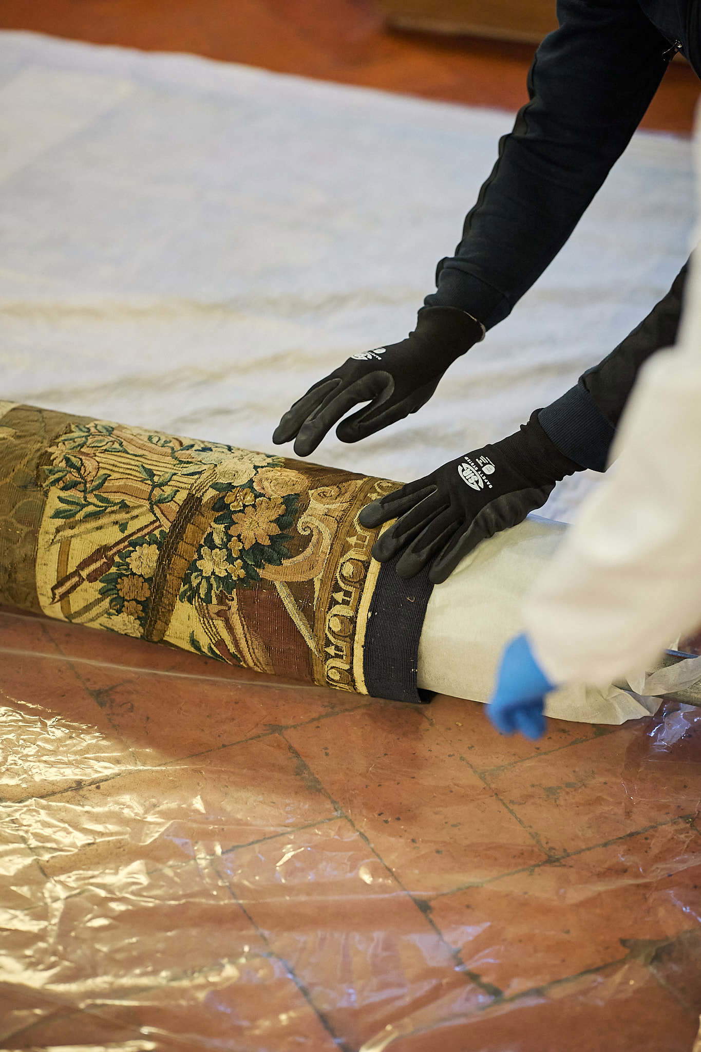 The relocation of the tapestry depicting the Banquet of Psyche. Photo: Nicola Neri / Opificio delle Pietre Dure