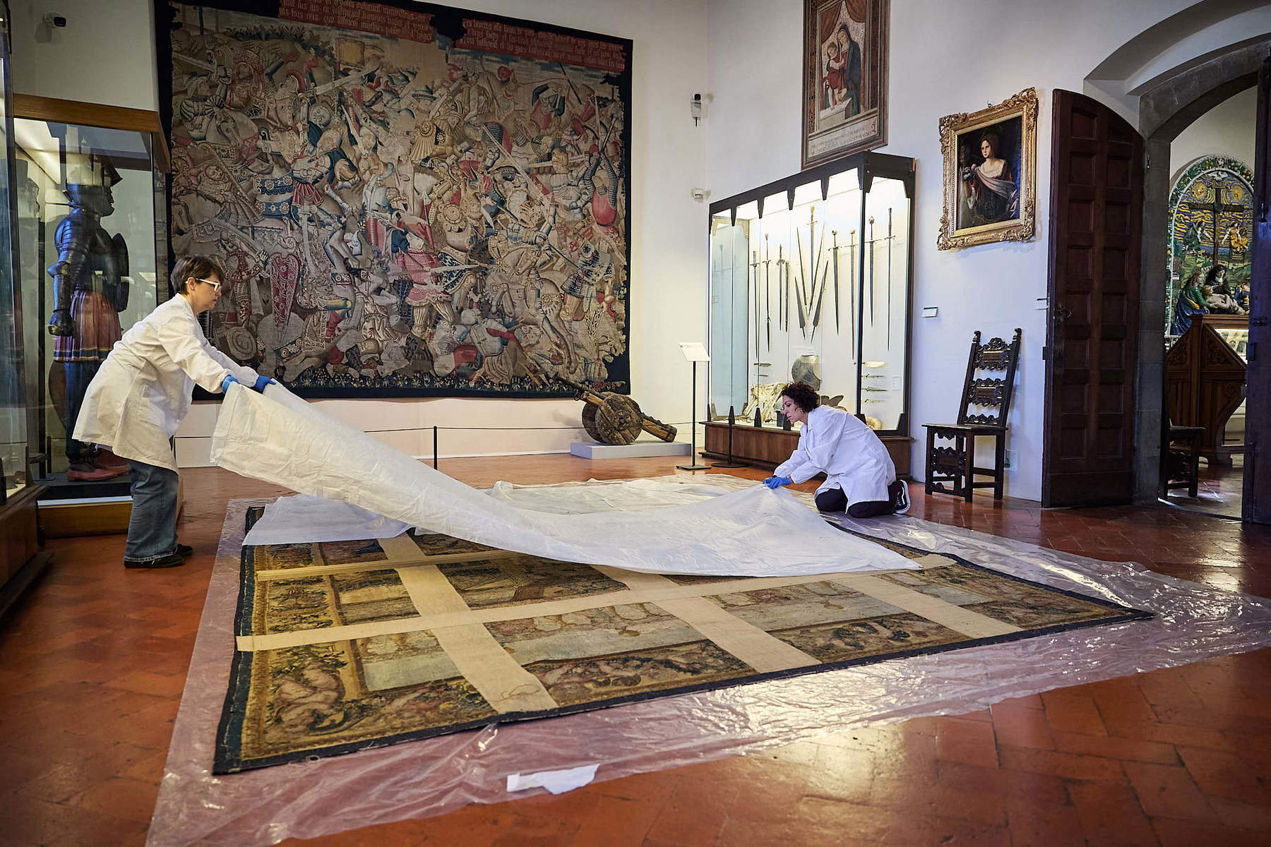 The relocation of the tapestry depicting the Banquet of Psyche. Photo: Nicola Neri / Opificio delle Pietre Dure