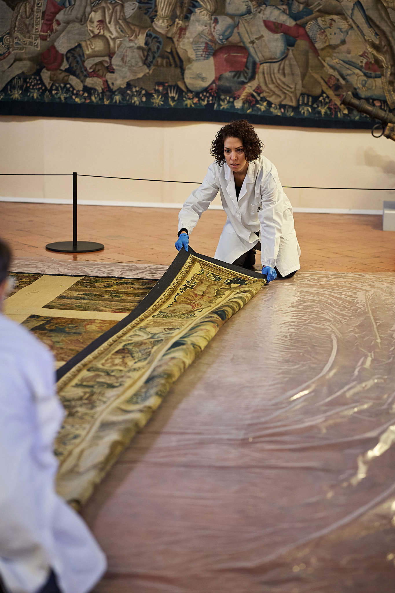 The relocation of the tapestry depicting the Banquet of Psyche. Photo: Nicola Neri / Opificio delle Pietre Dure