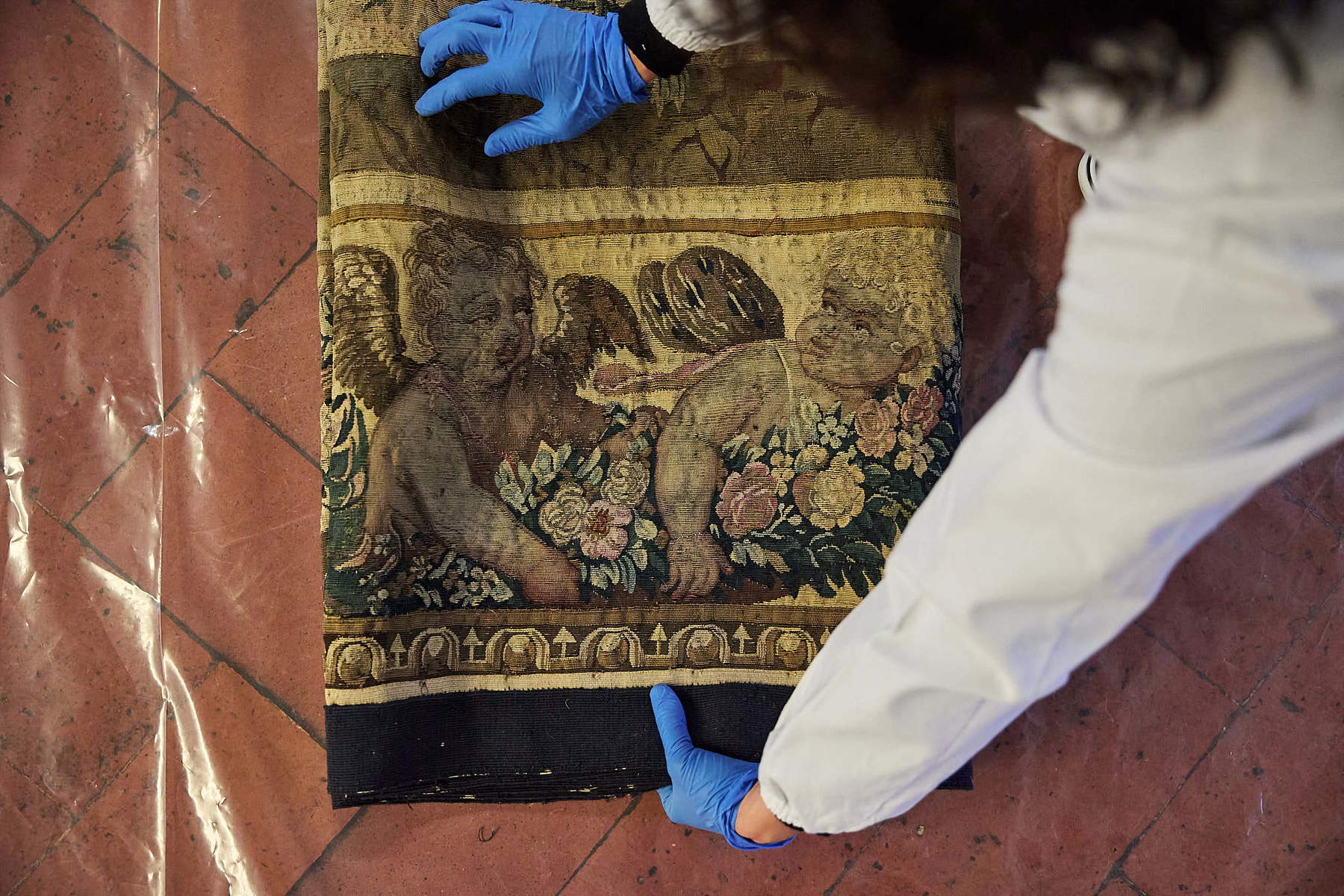 The relocation of the tapestry depicting the Banquet of Psyche. Photo: Nicola Neri / Opificio delle Pietre Dure