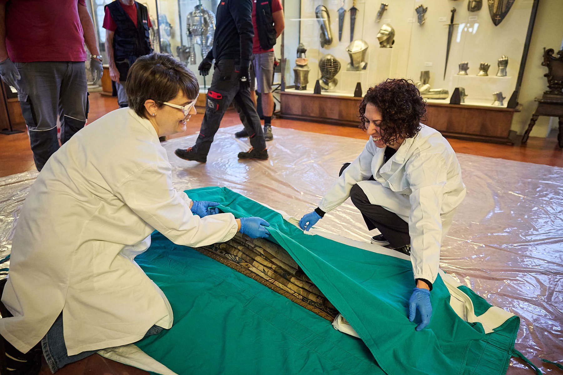 The relocation of the tapestry depicting the Banquet of Psyche. Photo: Nicola Neri / Opificio delle Pietre Dure