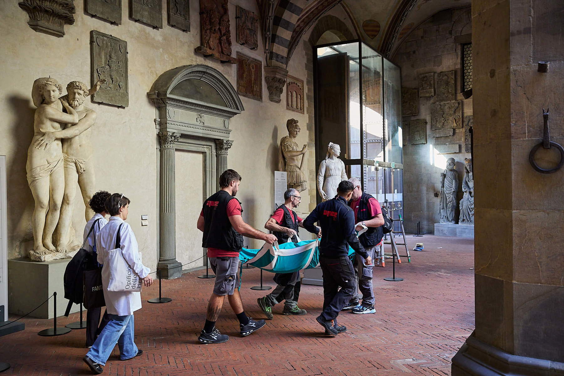 The relocation of the tapestry depicting the Banquet of Psyche. Photo: Nicola Neri / Opificio delle Pietre Dure