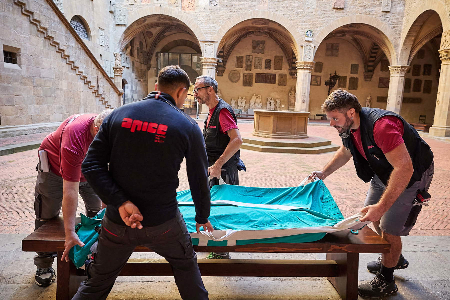 The relocation of the tapestry depicting the Banquet of Psyche. Photo: Nicola Neri / Opificio delle Pietre Dure