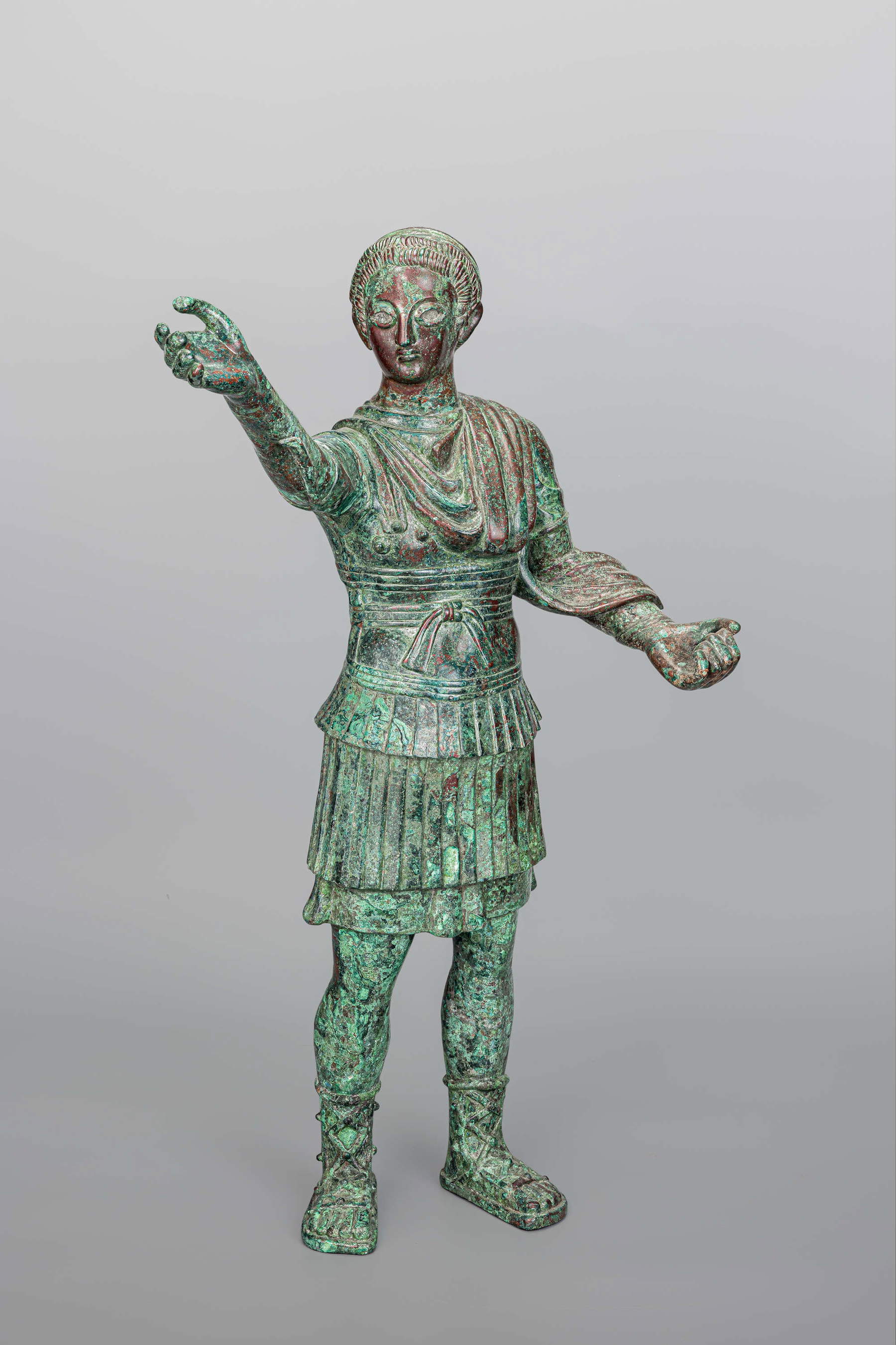 Statue eines Mannes mit Rüstung und Umhang, Südarabien (1. Jahrhundert n. Chr.; Bronze, 80 cm; Kuwait, Sammlung al-Sabah, Dar al-Athar al-Islamiyyah)