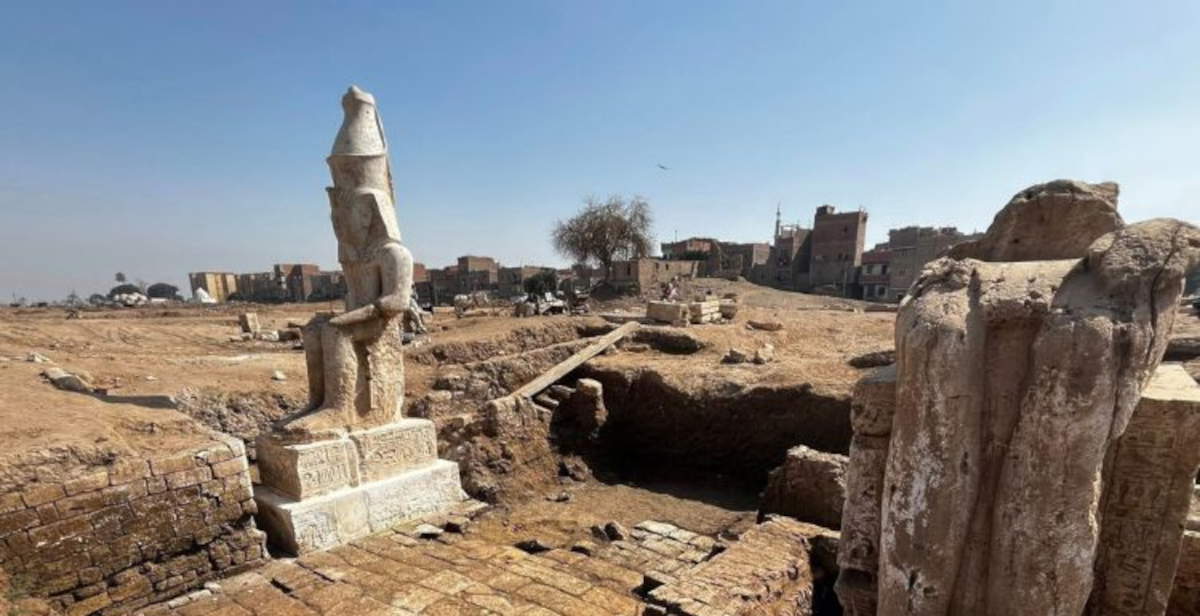 Ägypten stellt den Koloss von Ramses II. in Aschmunein an seinem ursprünglichen Standort wieder auf