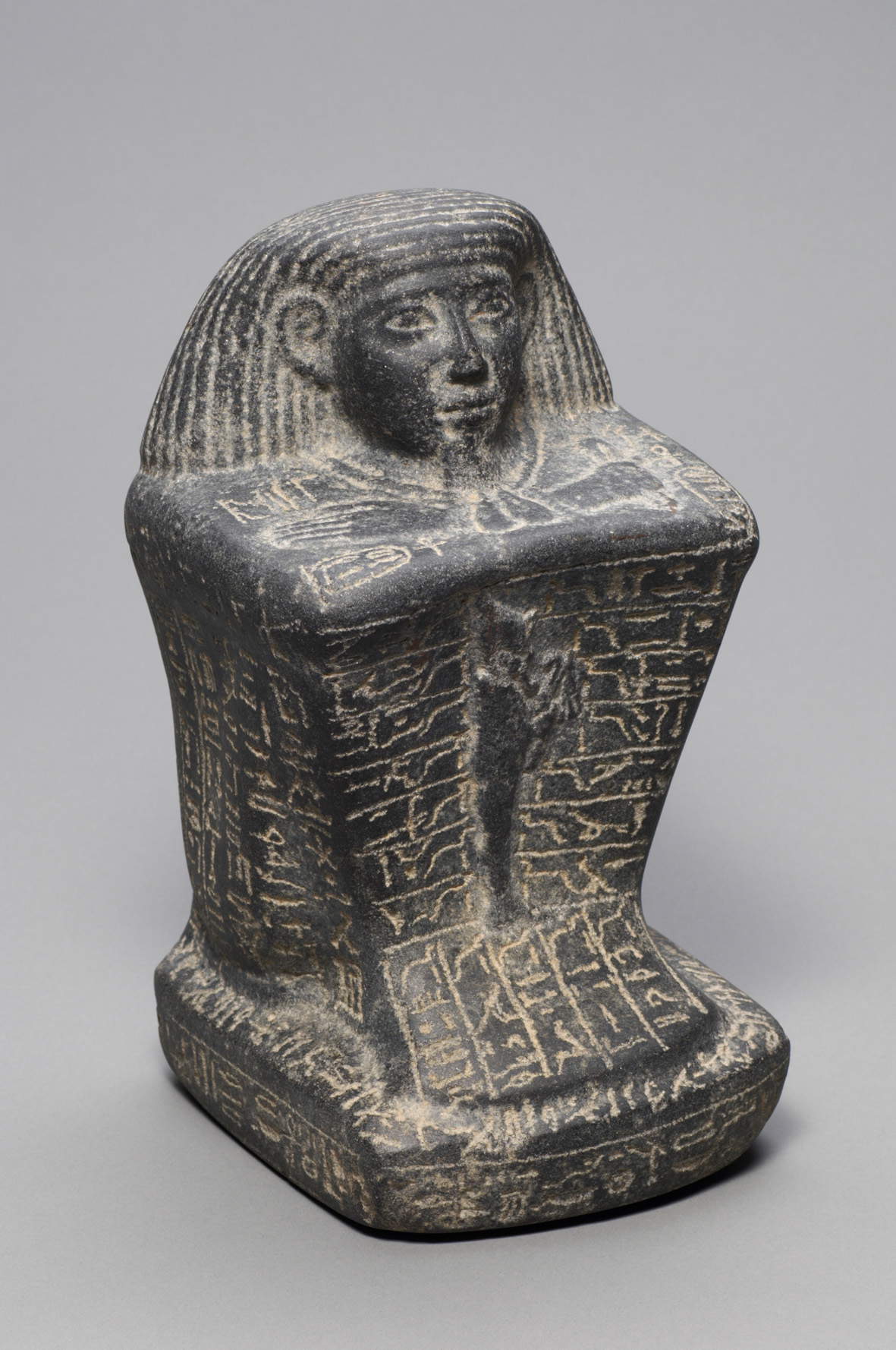 Statue-cube of crouching Anchtakelot (Late Period, second half of XXV-early XXVI dynasty, c. 680-650 BCE; granodiorite - diorite, medium gray; Vienna, Kunsthistorisches Museum, East Egyptian Collection) &copy; KHM-Museumsverband