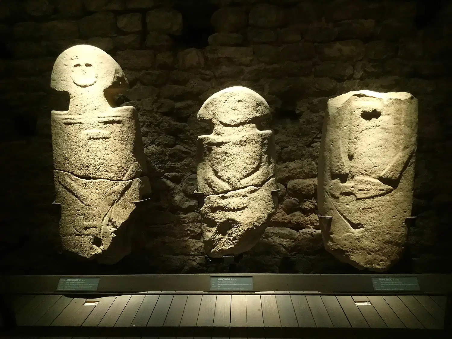 Stelenstatuen im Museum des Castello del Piagnaro in Pontremoli